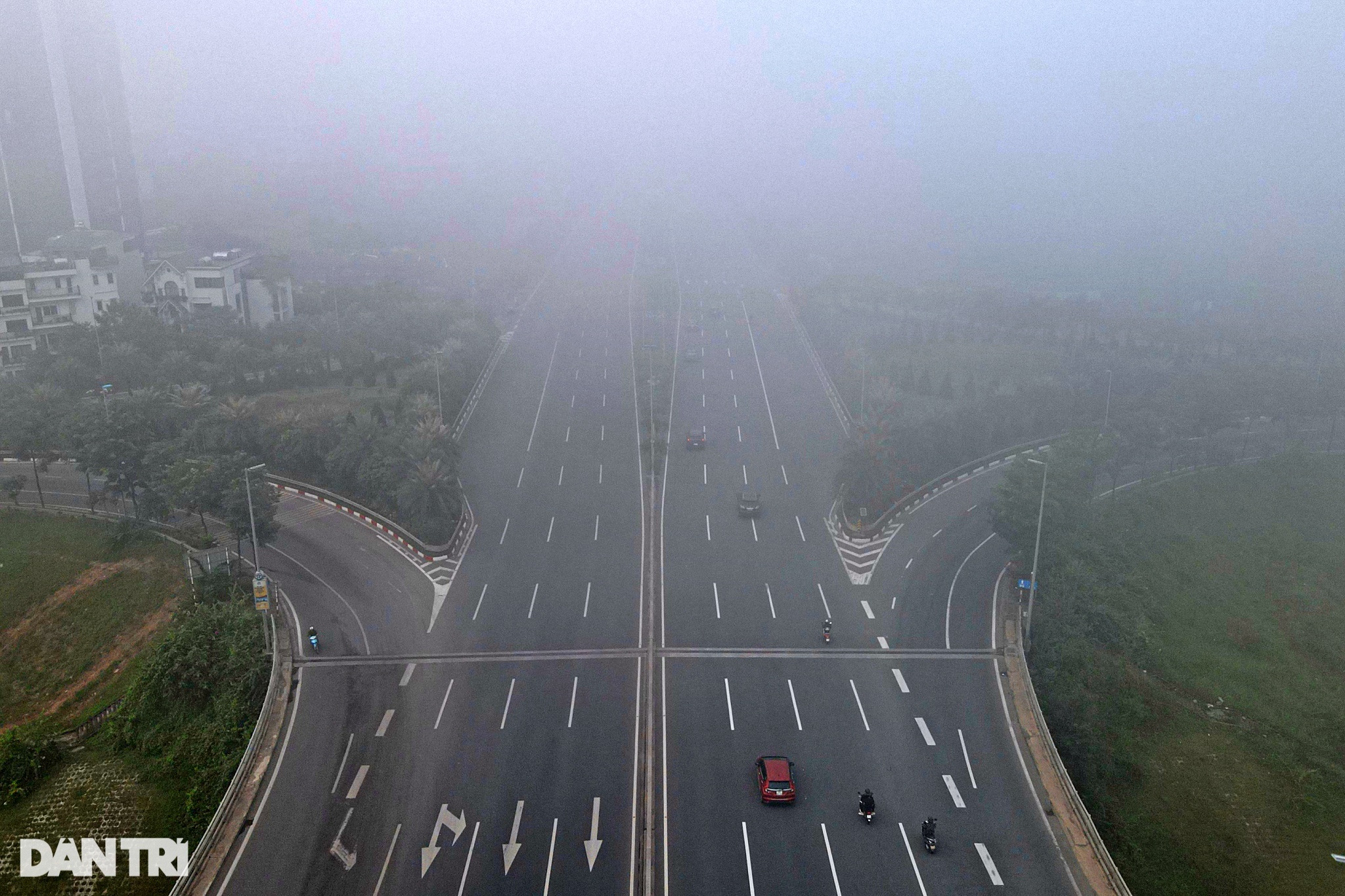 Cảnh báo Hà Nội ô nhiễm không khí, nhiều tòa nhà biến mất trong sương mù - 9