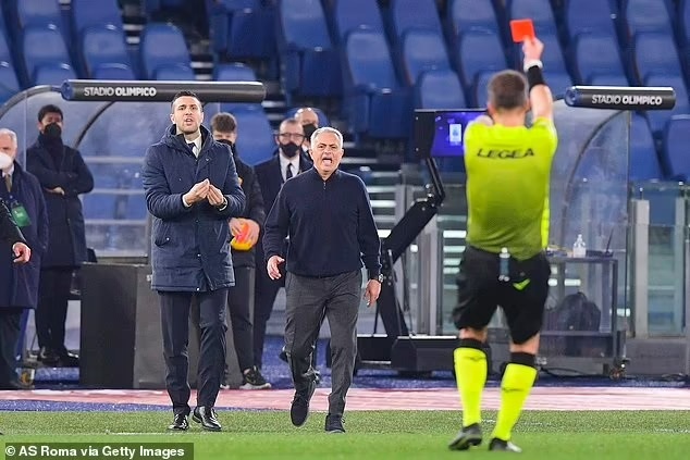 HLV Mourinho nhận thẻ đỏ vì lăng mạ trọng tài - 4