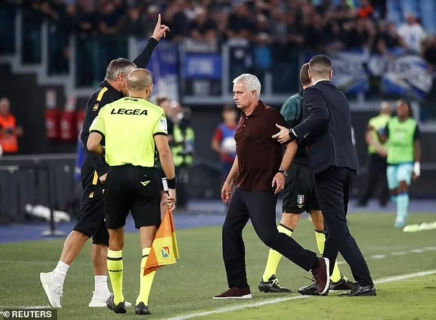 HLV Mourinho nhận thẻ đỏ vì lăng mạ trọng tài - 1