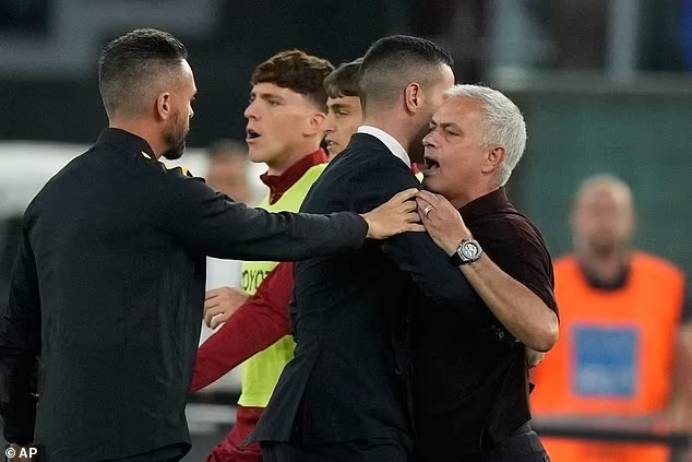HLV Mourinho nhận thẻ đỏ vì lăng mạ trọng tài - 3