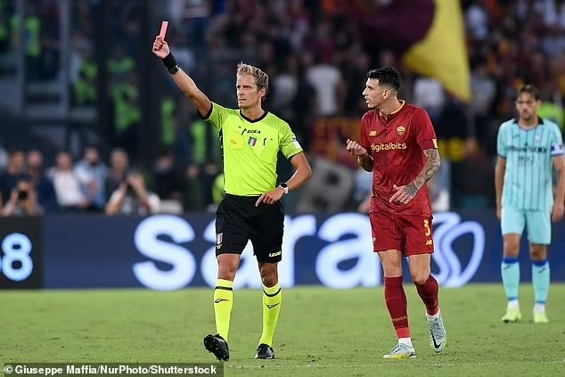 HLV Mourinho nhận thẻ đỏ vì lăng mạ trọng tài - 2