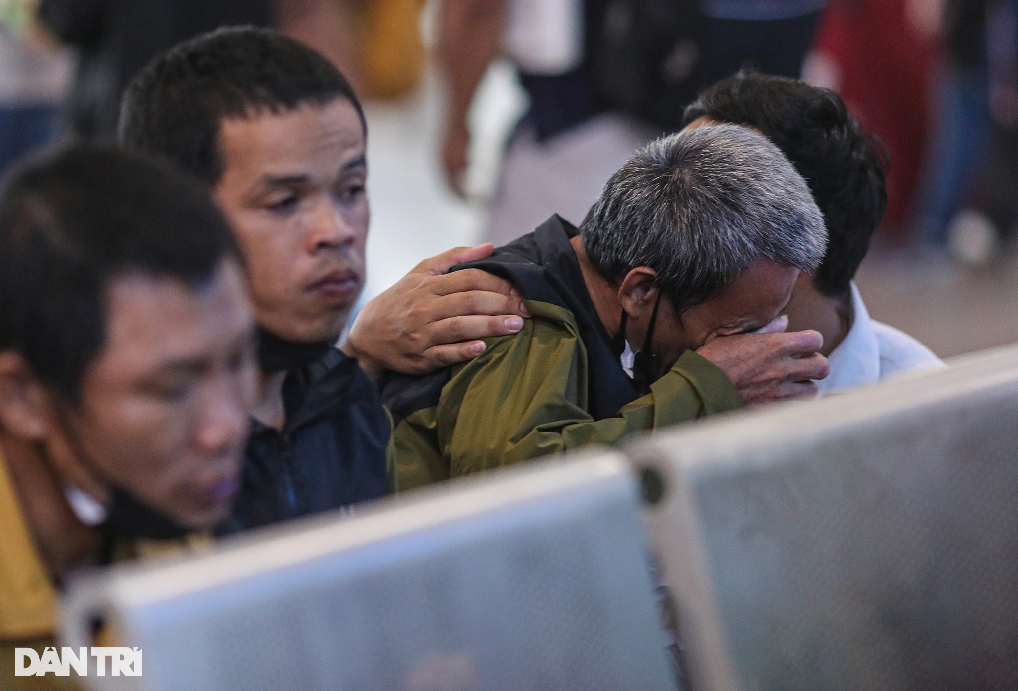 37 ngư dân Việt Nam được Malaysia trả tự do khóc nghẹn khi về tới TPHCM - 9