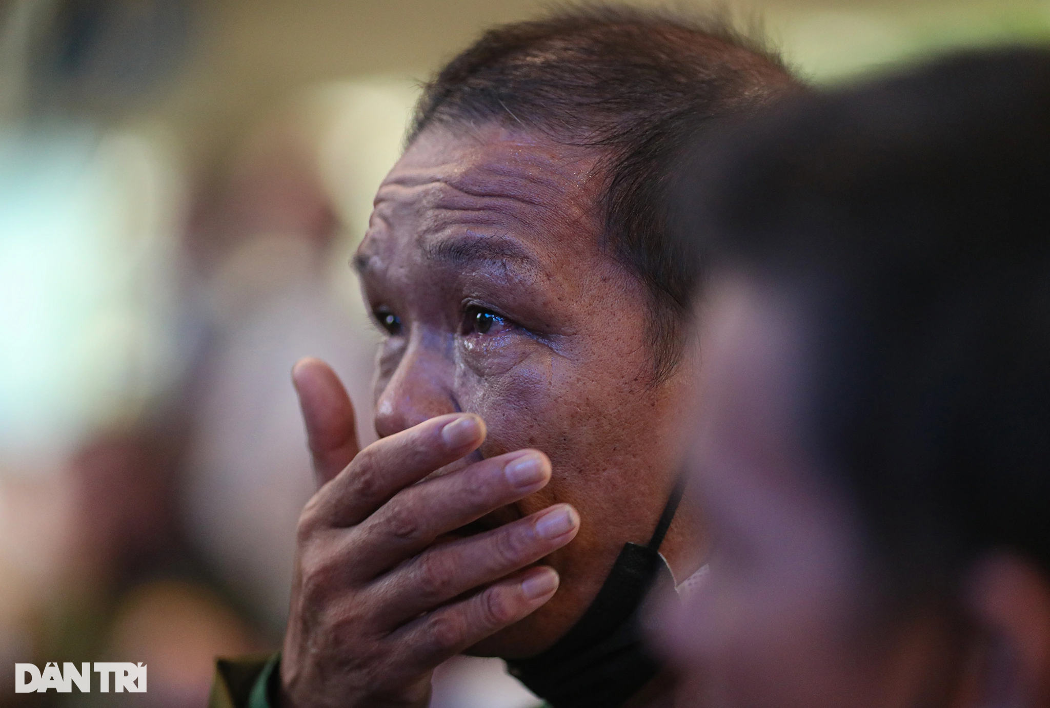 37 ngư dân Việt Nam được Malaysia trả tự do khóc nghẹn khi về tới TPHCM - 10