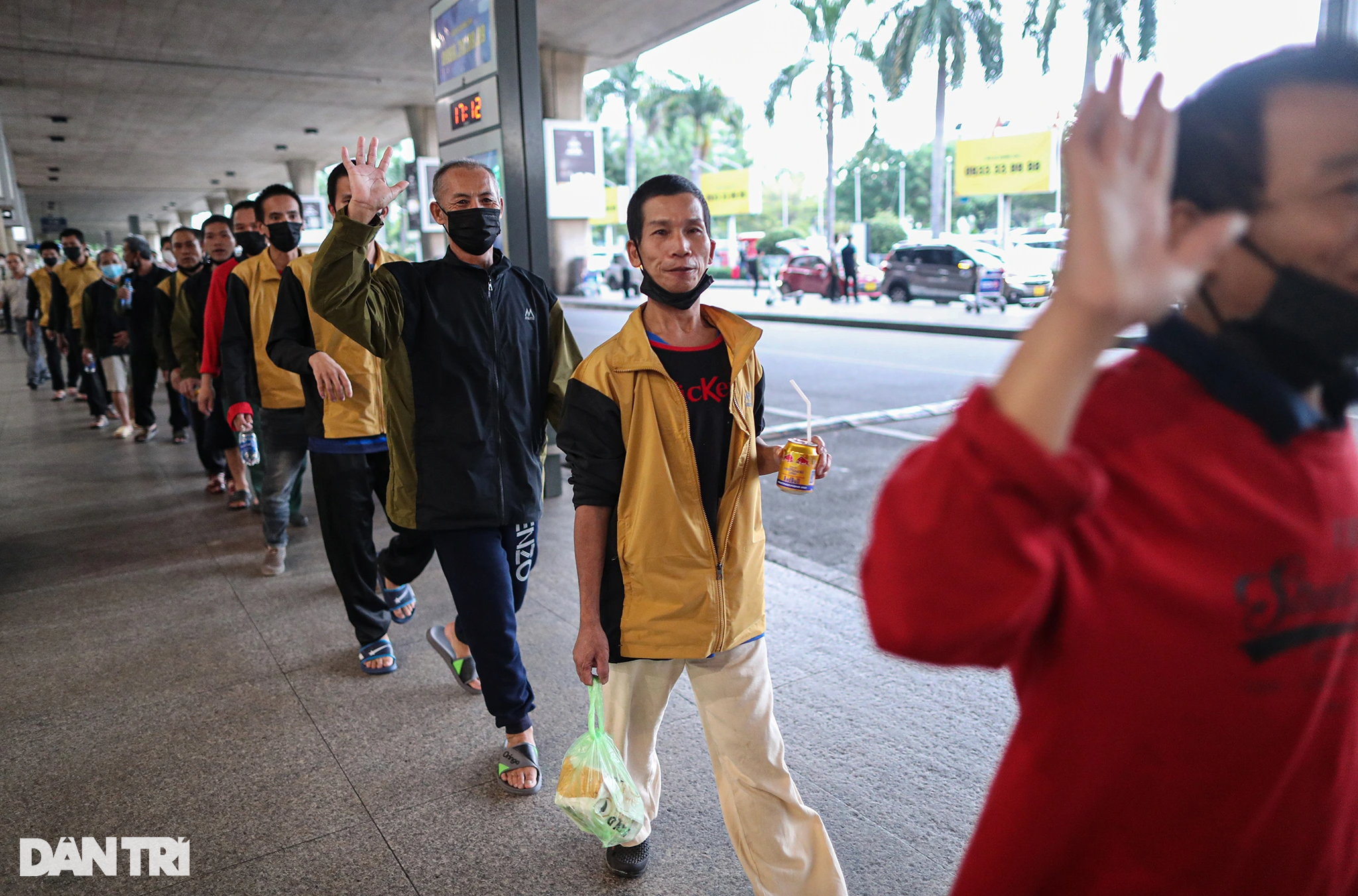 37 ngư dân Việt Nam được Malaysia trả tự do khóc nghẹn khi về tới TPHCM - 1