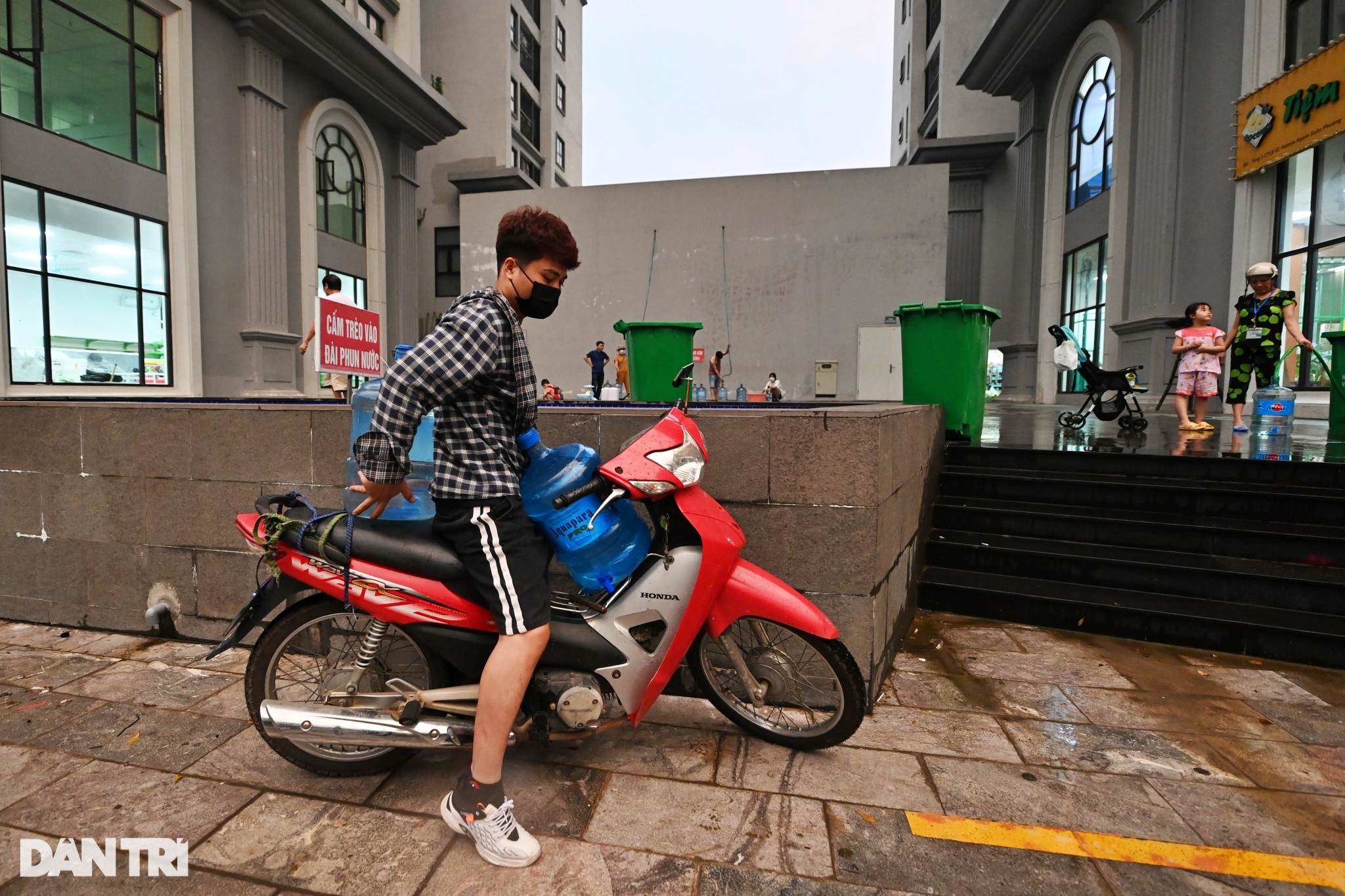 Chung cư ở Hà Nội mất nước, hàng trăm hộ dân lỉnh kỉnh xô chậu chờ xe bồn - 8