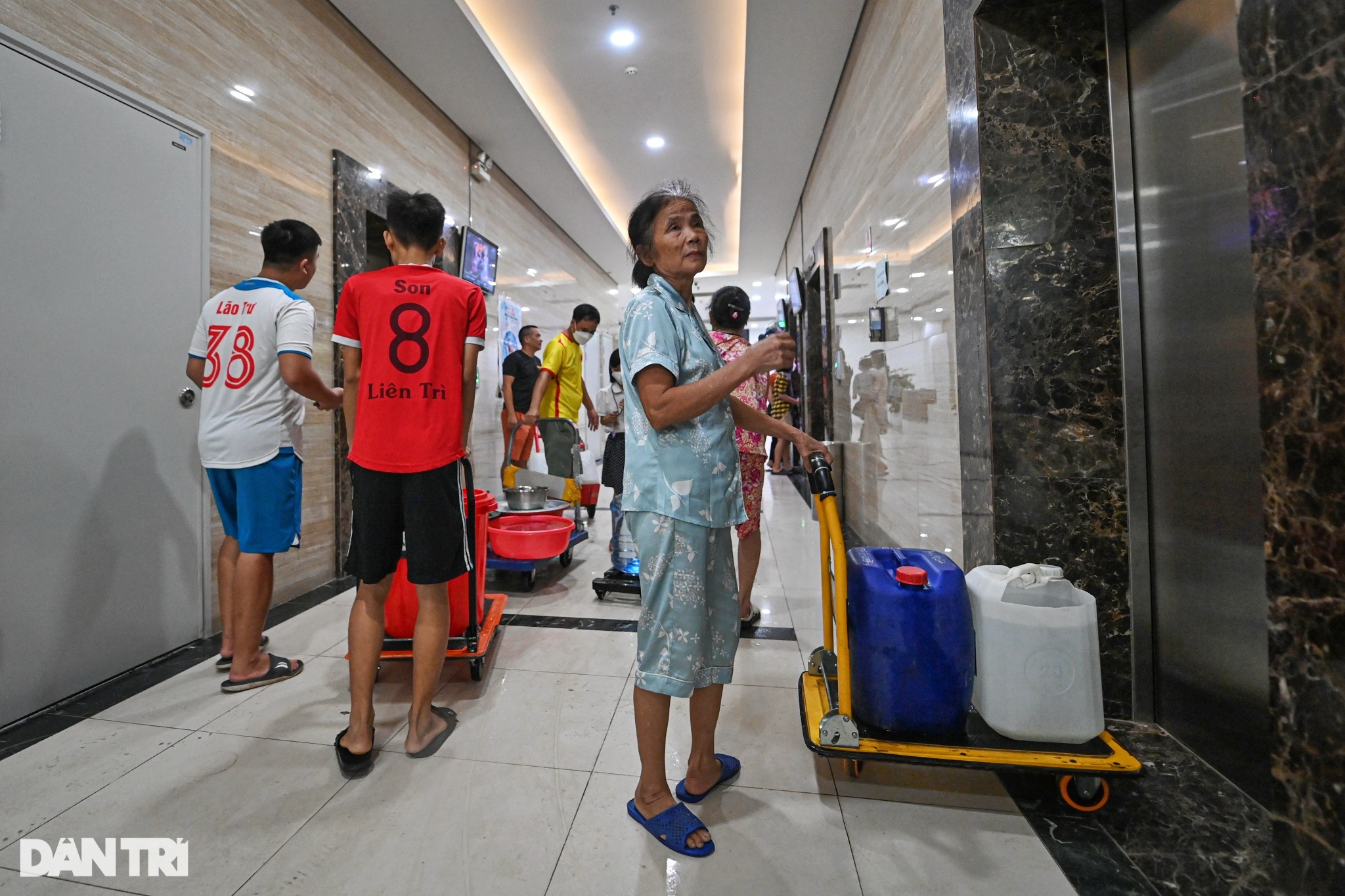 Chung cư ở Hà Nội mất nước, hàng trăm hộ dân lỉnh kỉnh xô chậu chờ xe bồn - 13