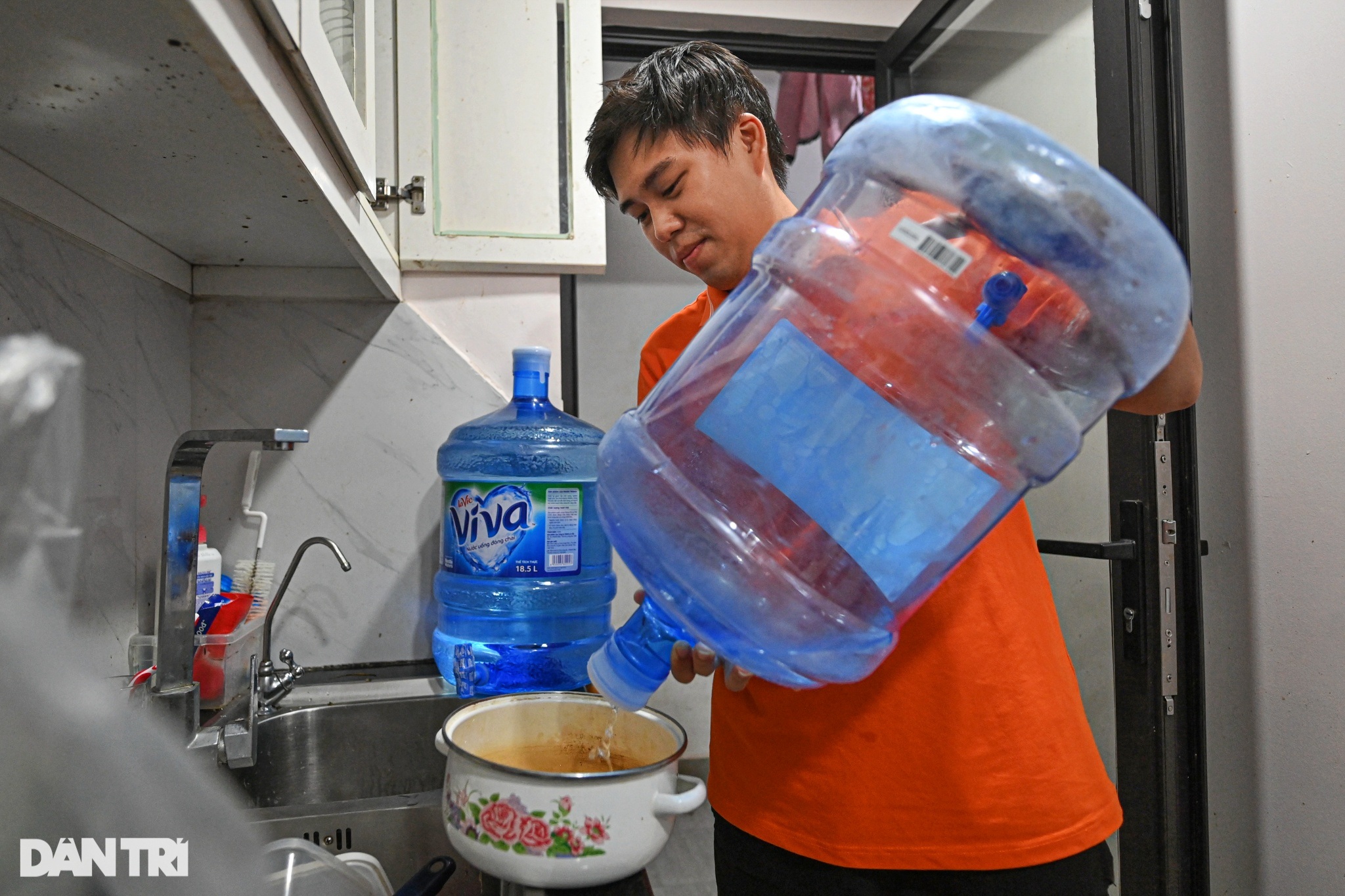 Chung cư ở Hà Nội mất nước, hàng trăm hộ dân lỉnh kỉnh xô chậu chờ xe bồn - 15