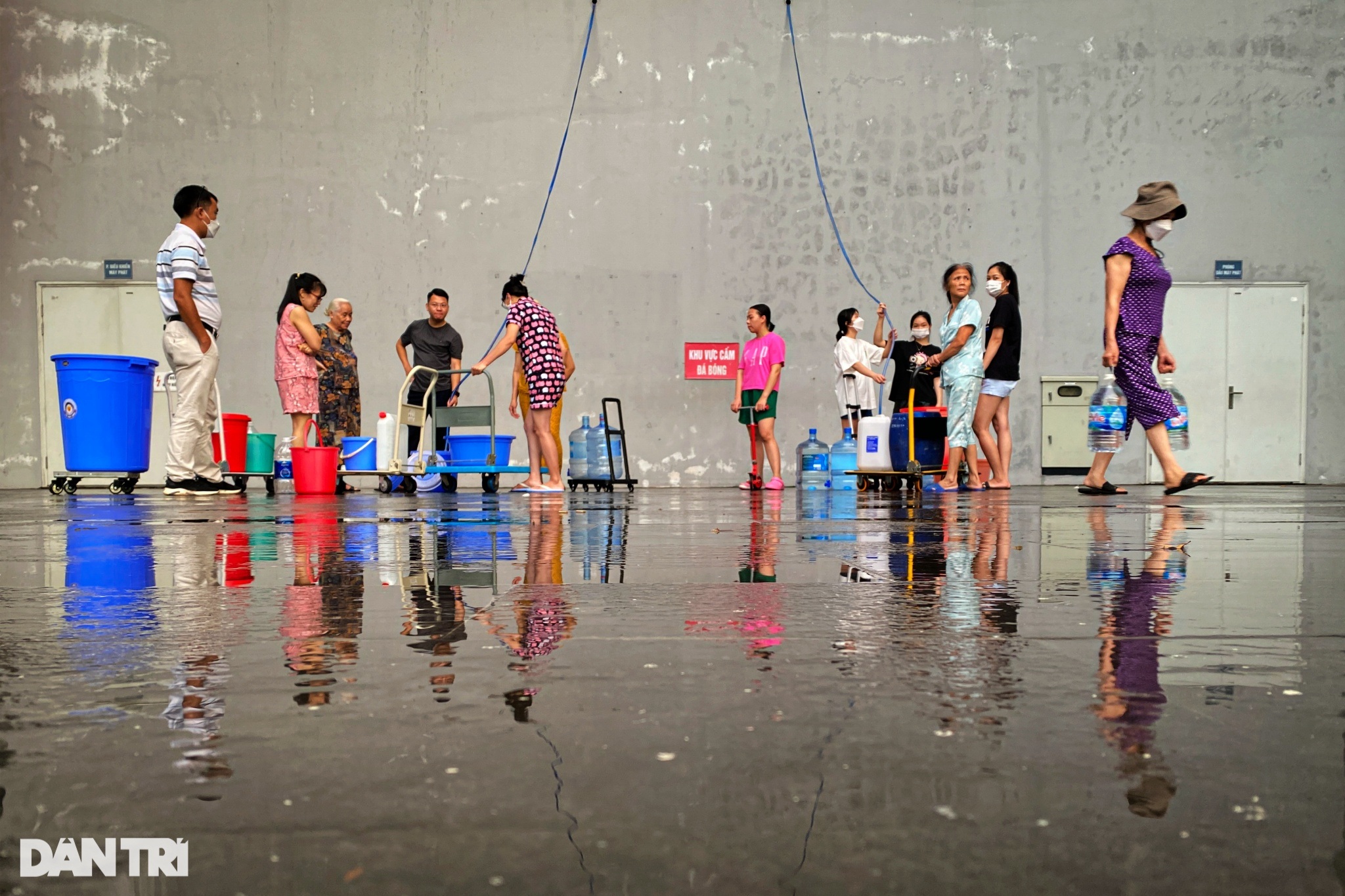 Chung cư ở Hà Nội mất nước, hàng trăm hộ dân lỉnh kỉnh xô chậu chờ xe bồn - 1