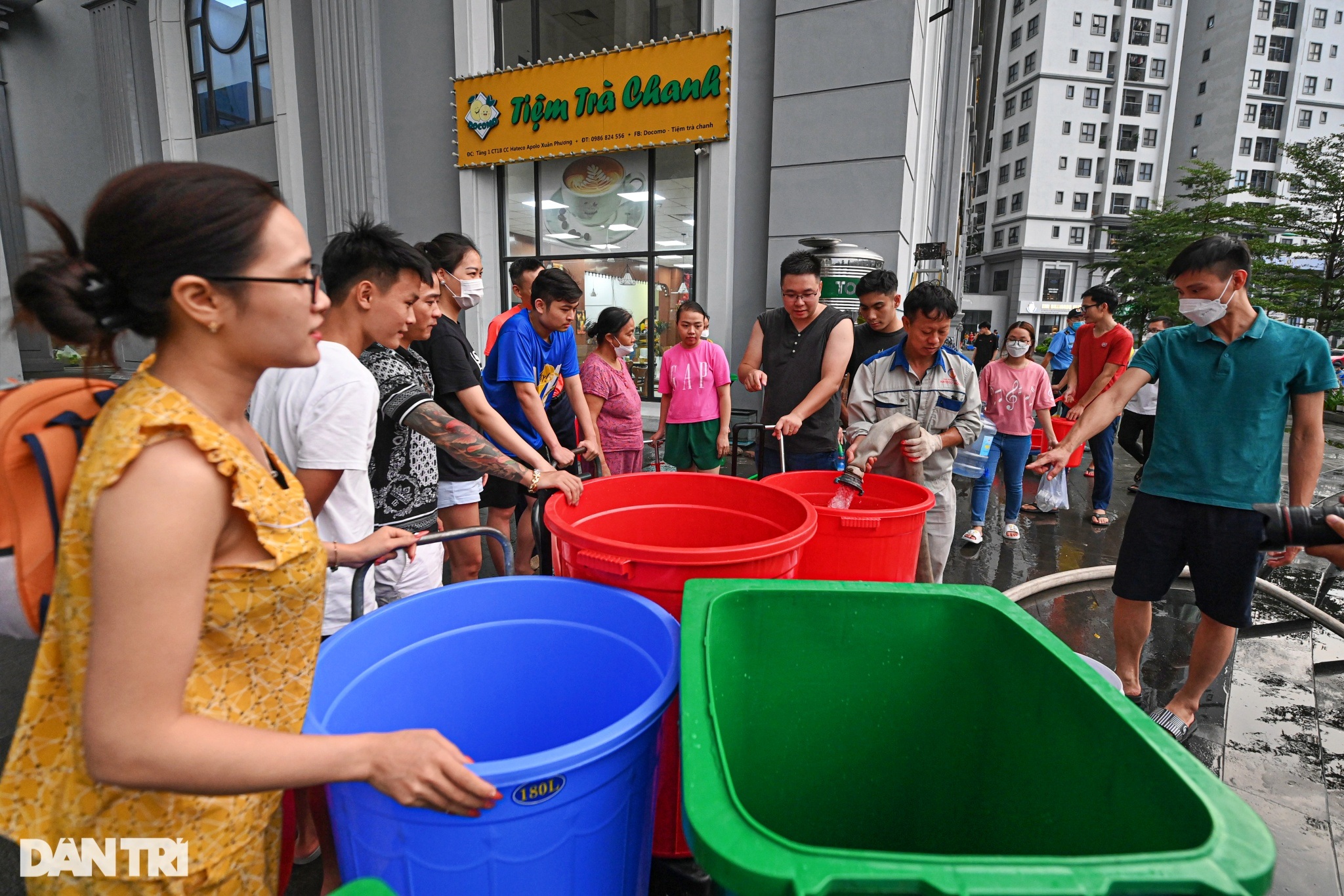 Chung cư ở Hà Nội mất nước, hàng trăm hộ dân lỉnh kỉnh xô chậu chờ xe bồn - 7