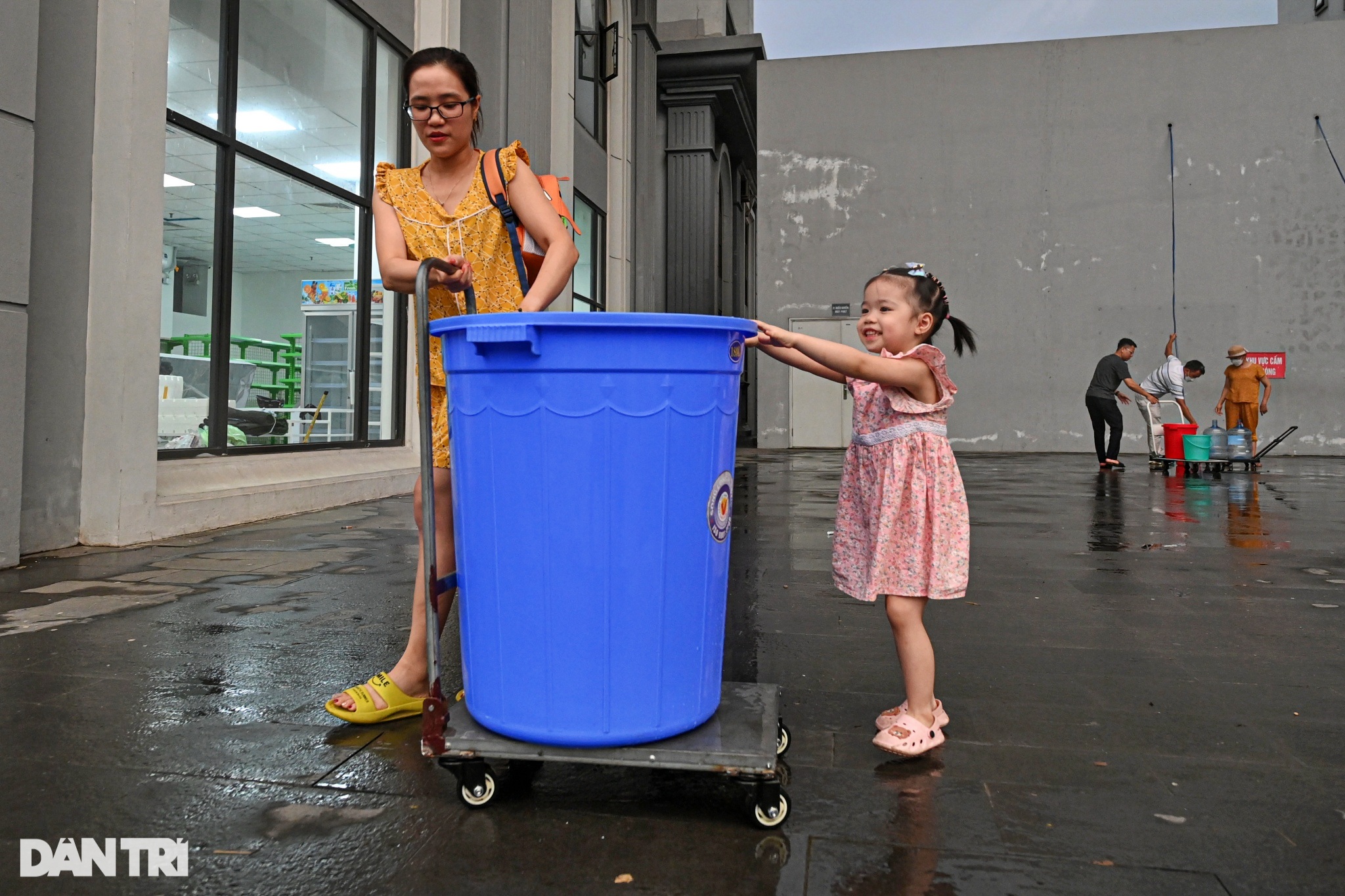Chung cư ở Hà Nội mất nước, hàng trăm hộ dân lỉnh kỉnh xô chậu chờ xe bồn - 10