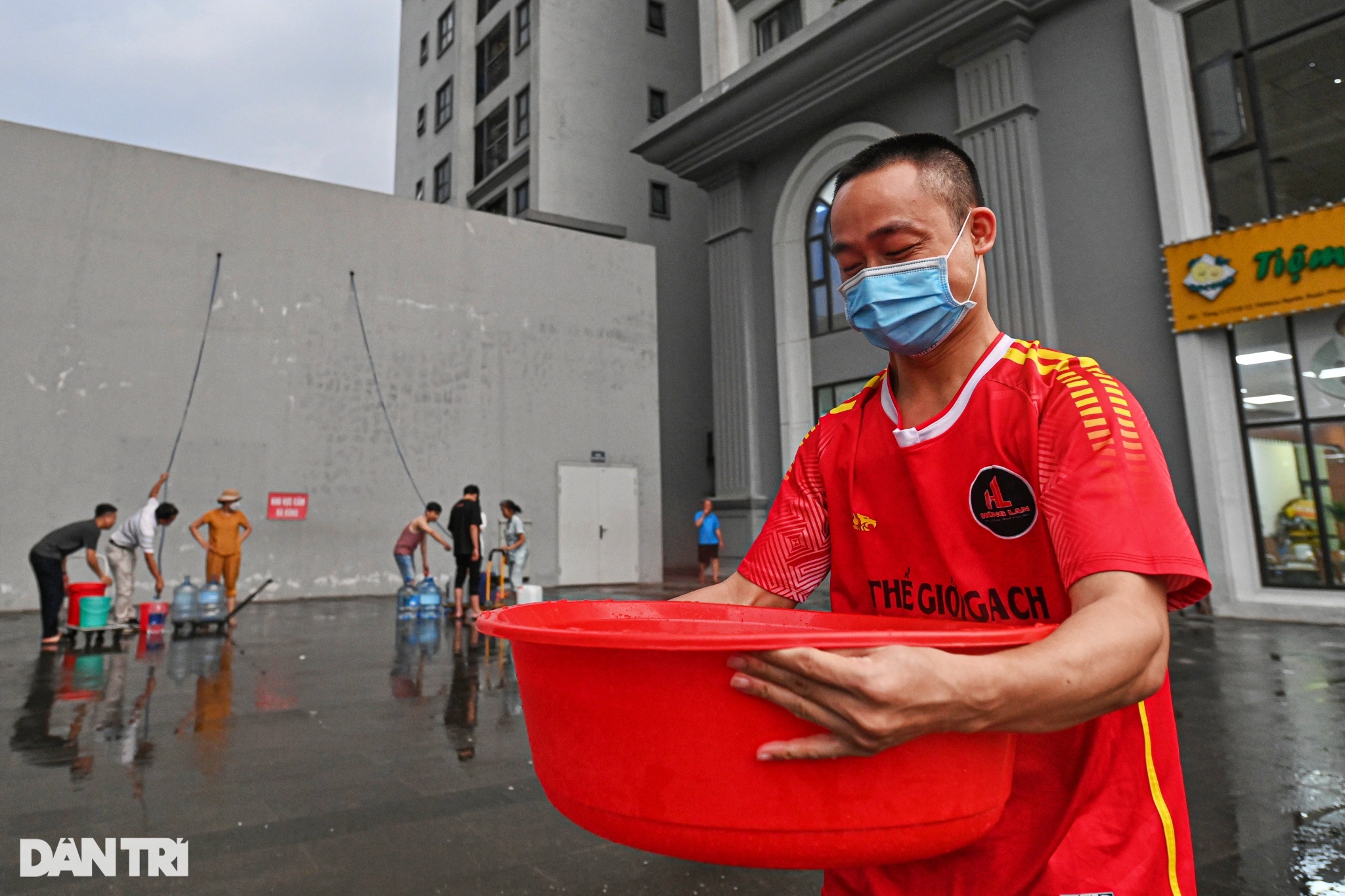 Chung cư ở Hà Nội mất nước, hàng trăm hộ dân lỉnh kỉnh xô chậu chờ xe bồn - 9