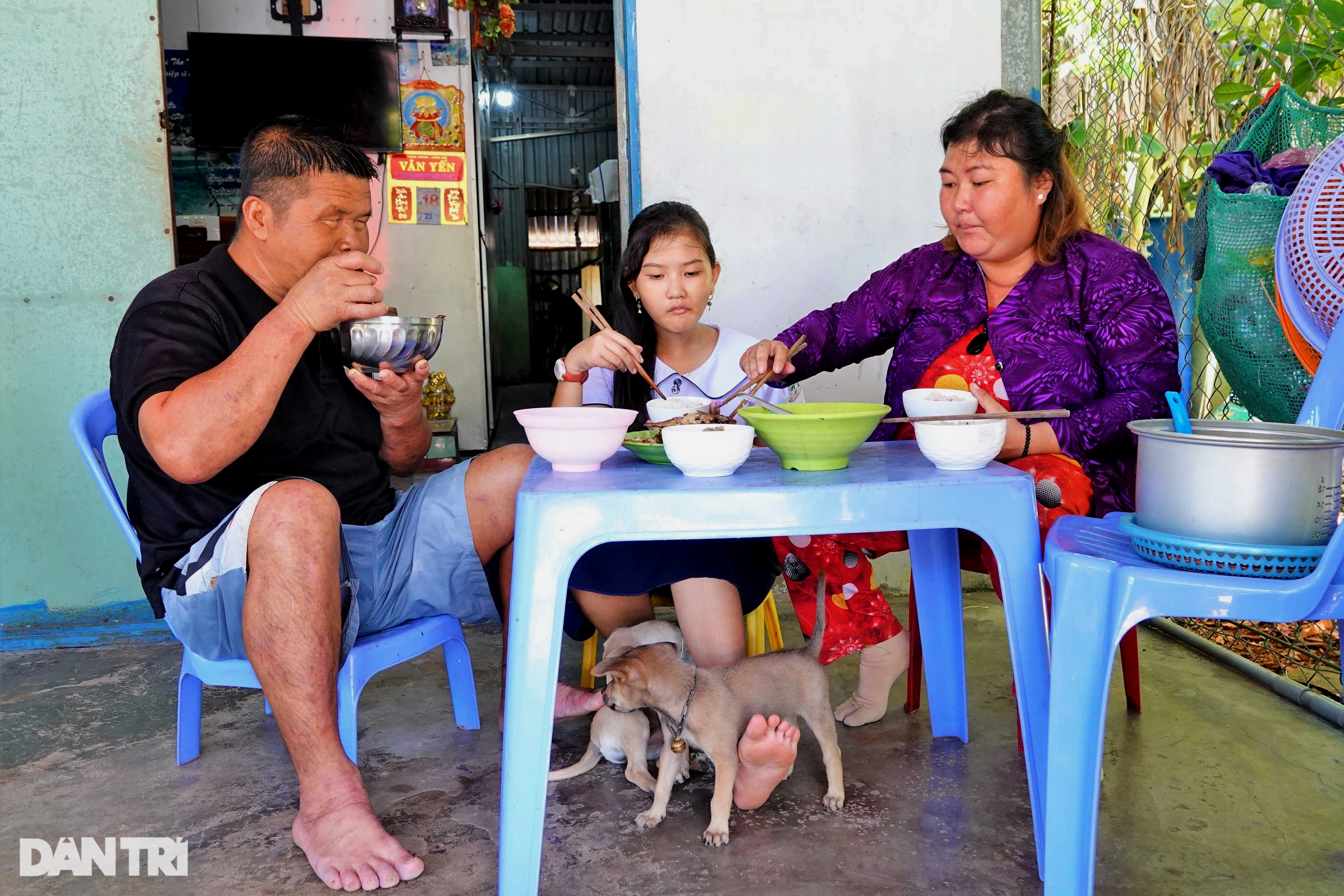 Nể phục lão mù có tài lặn biển, bắt con nào dính con đó - Ảnh 15.