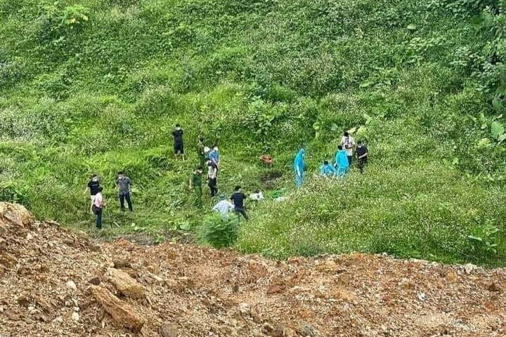 Thi thể người đang phân hủy nằm gần hồ Thác Bà - 1