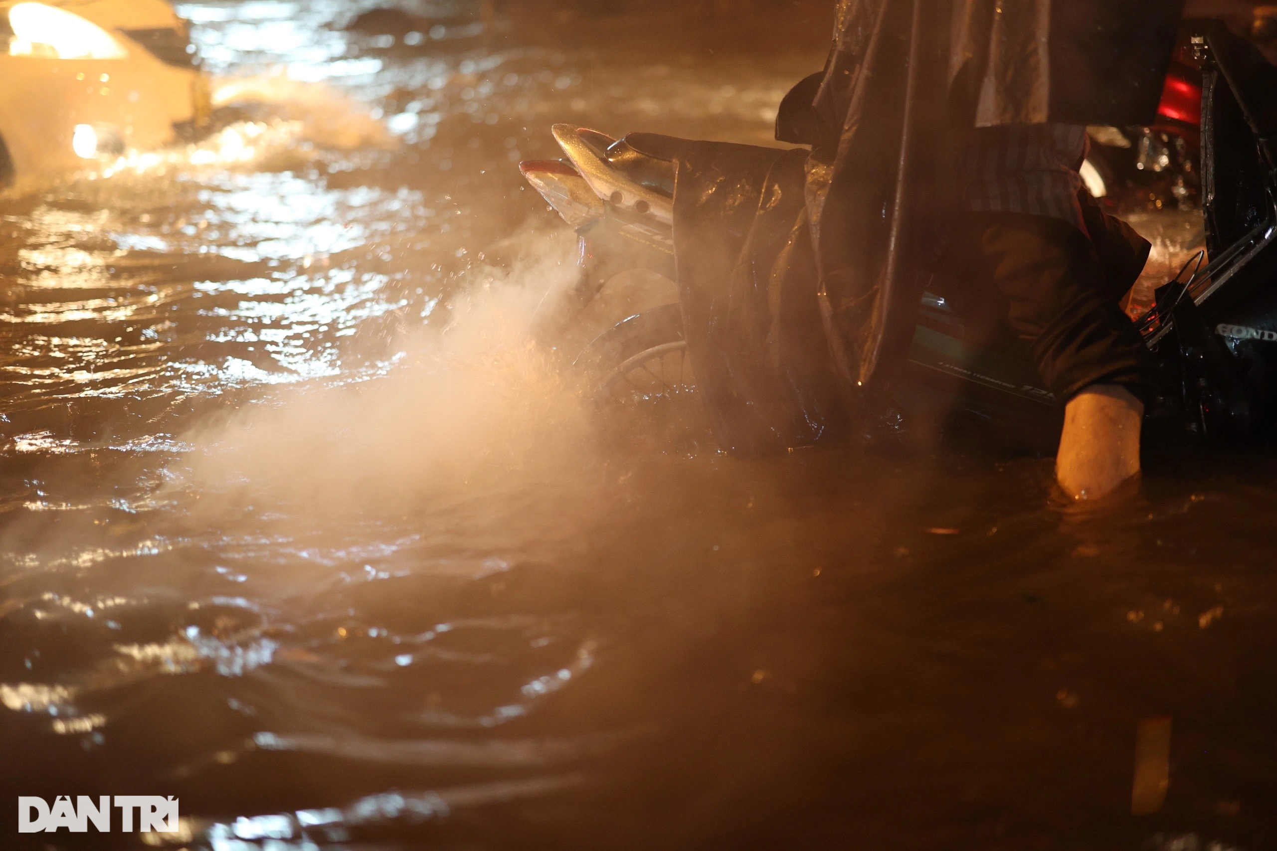 Người dân bì bõm lội nước về nhà trong đêm mưa ở TPHCM - 4