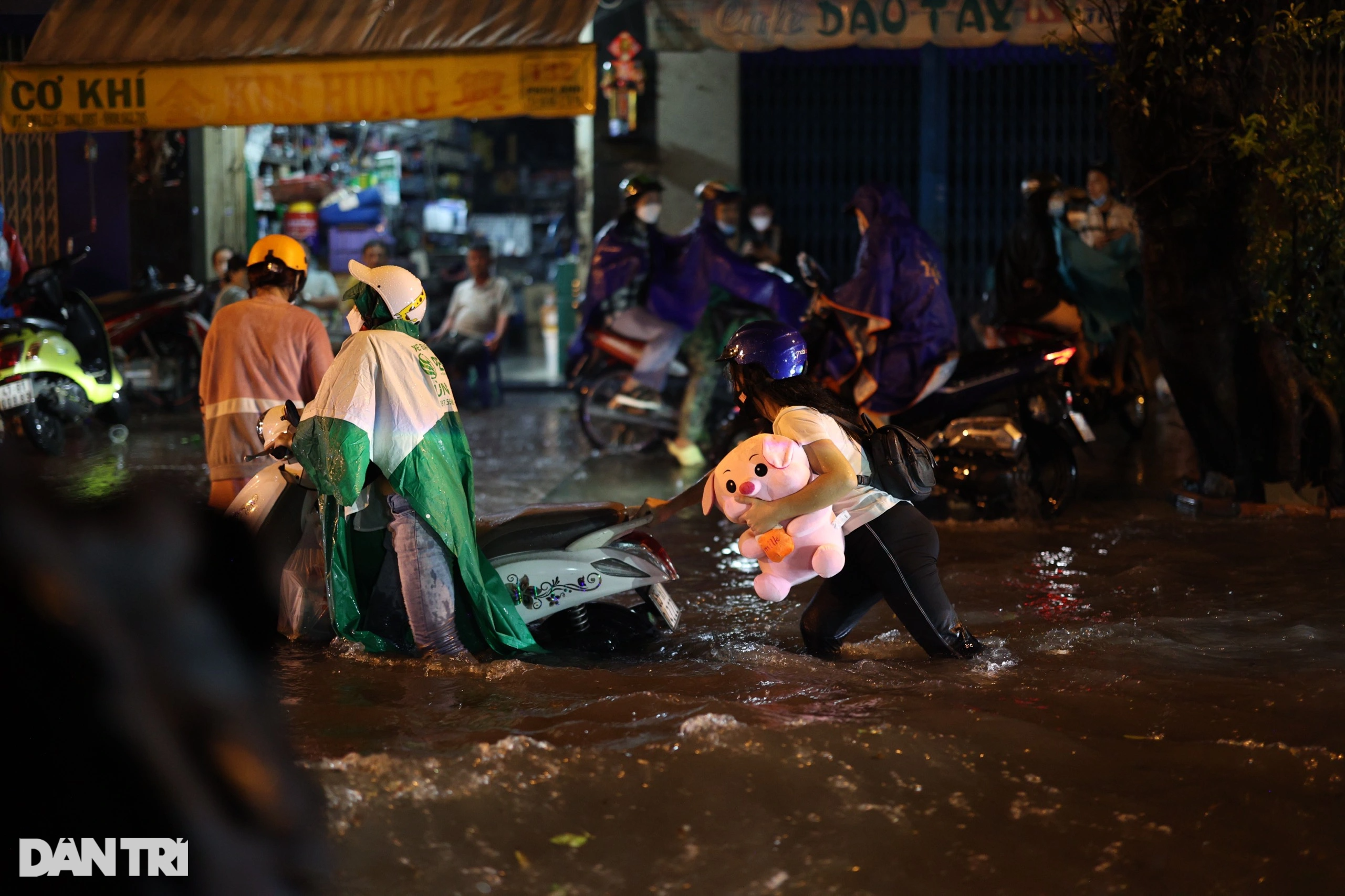 Người dân bì bõm lội nước về nhà trong đêm mưa ở TPHCM - 5