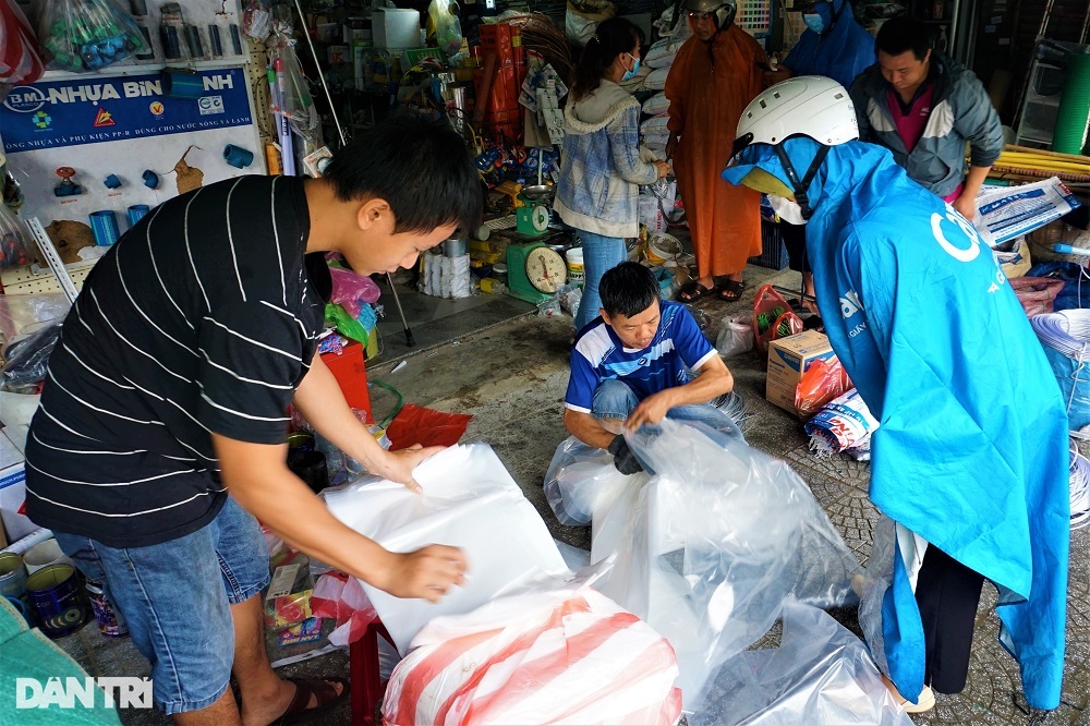 Bão Noru tăng cấp, người dân Đà Nẵng vội sắm vật liệu chèn chống nhà cửa - 5