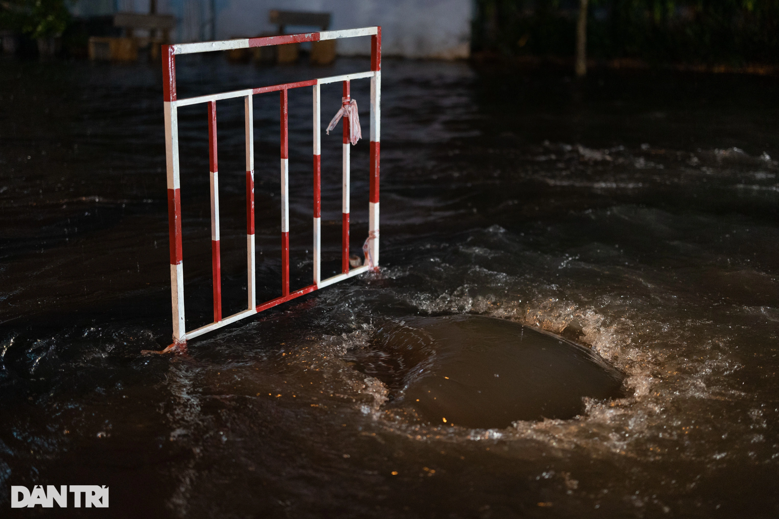 Người dân bì bõm lội nước về nhà trong đêm mưa ở TPHCM - 2