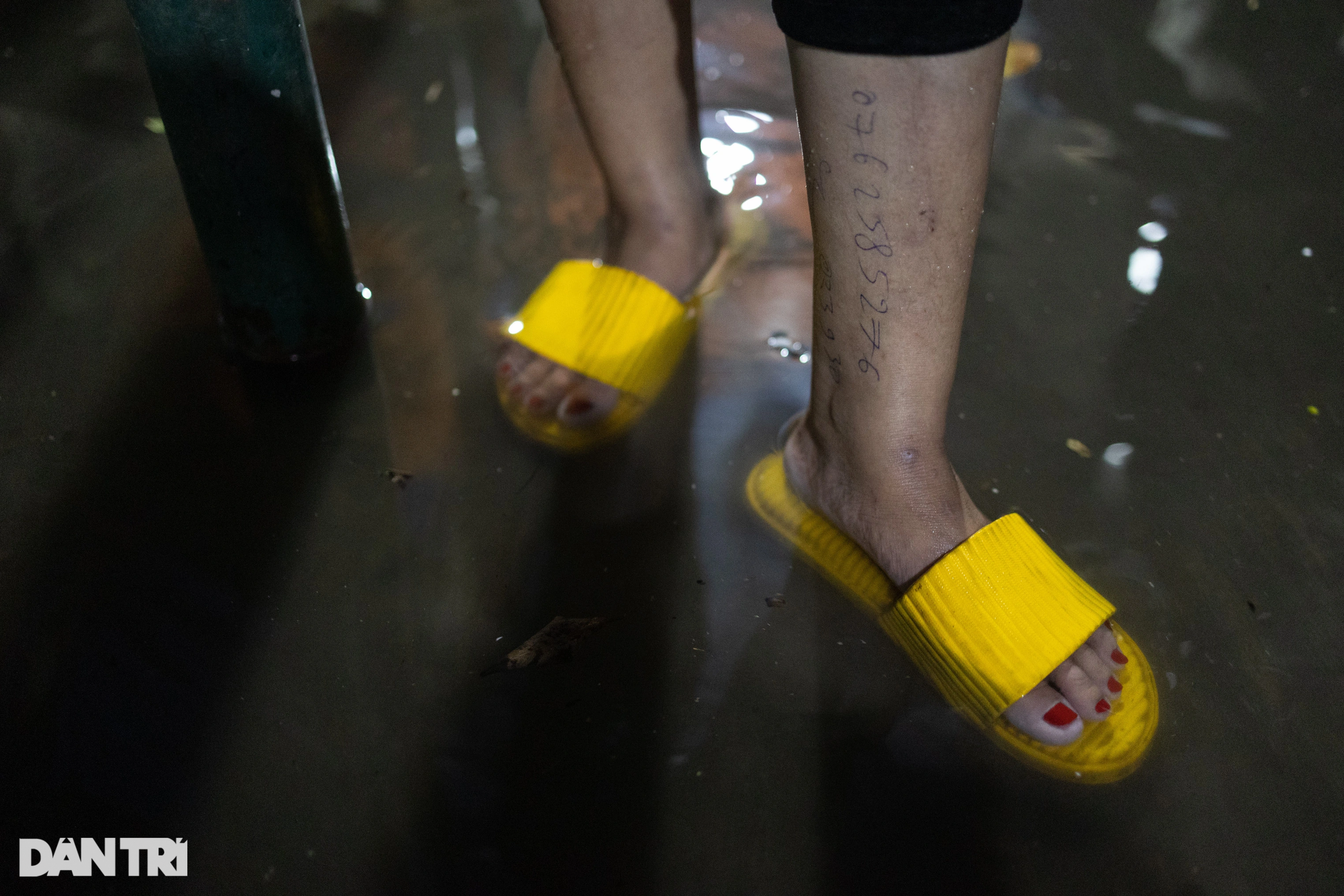 Người dân bì bõm lội nước về nhà trong đêm mưa ở TPHCM - 11