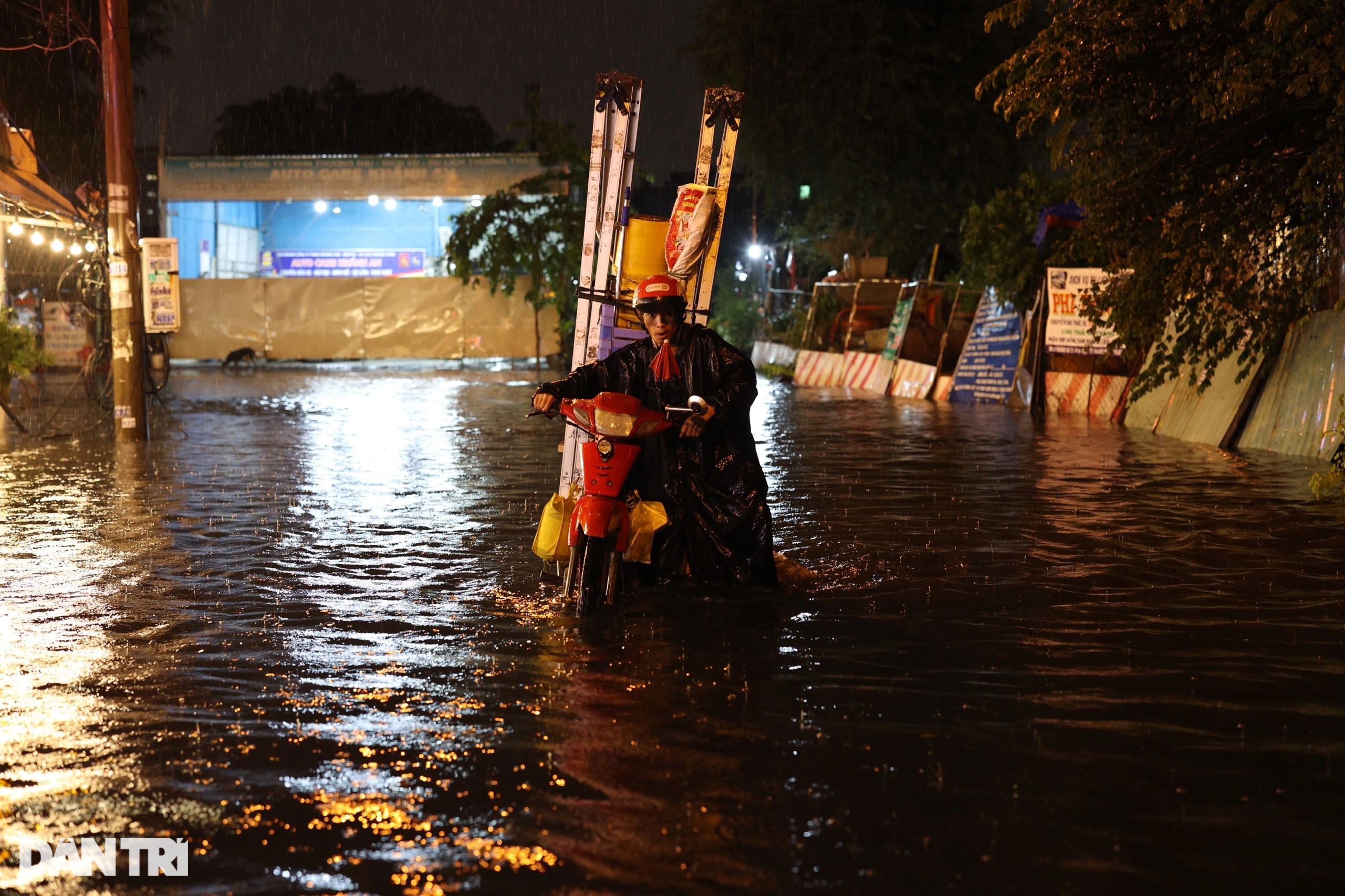 Người dân bì bõm lội nước về nhà trong đêm mưa ở TPHCM - 3
