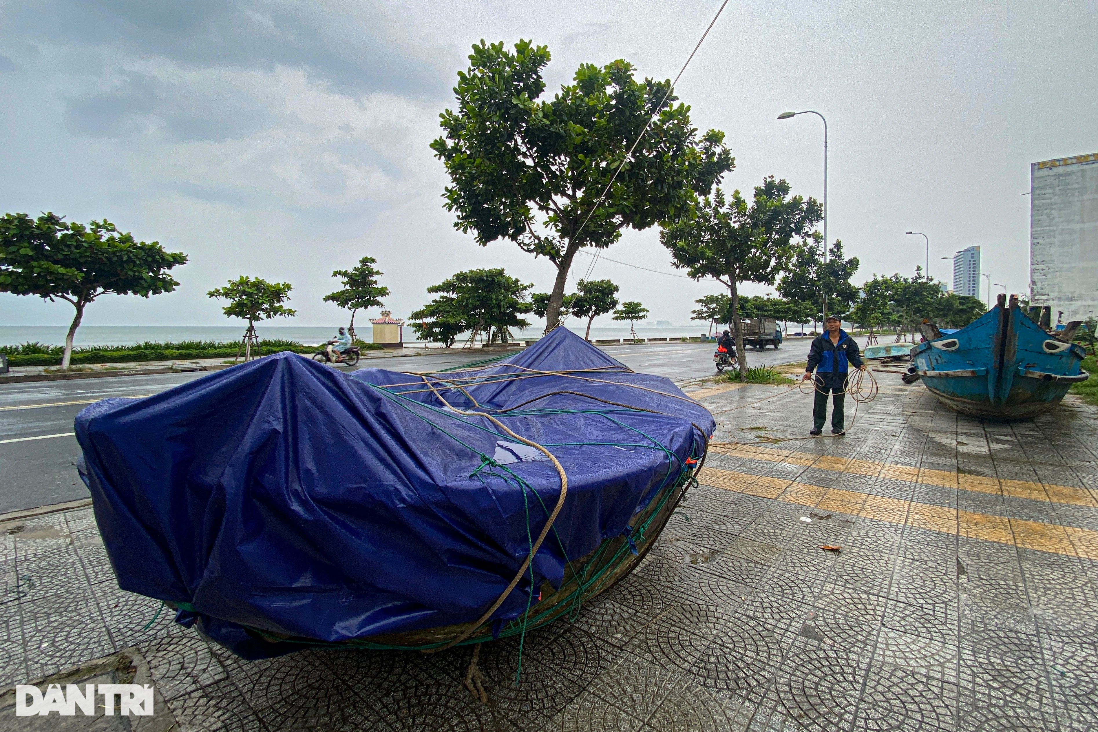 Người Đà Nẵng thuê xe container chặn trước cửa để chống bão số 4 - 4