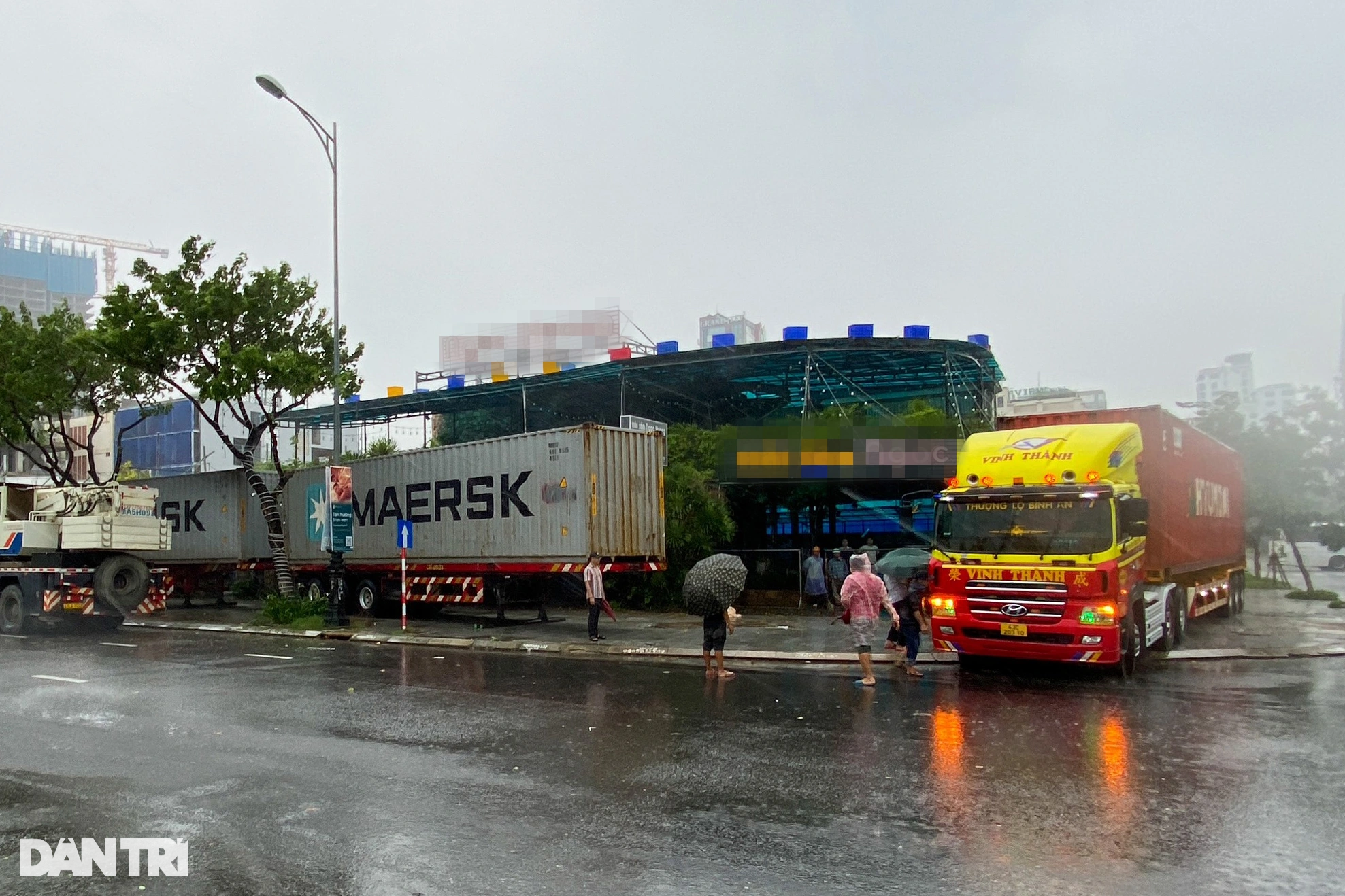 Người Đà Nẵng thuê xe container chặn trước cửa để chống bão số 4 - 11