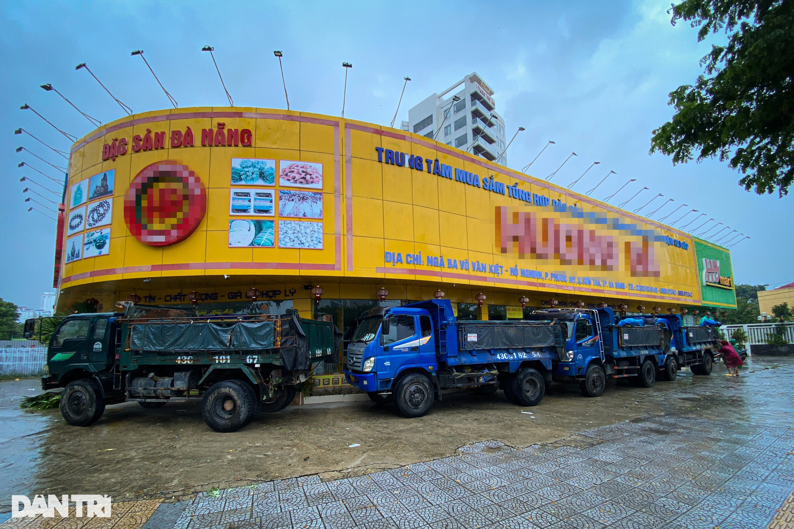 Người Đà Nẵng thuê xe container chặn trước cửa để chống bão số 4 - 10