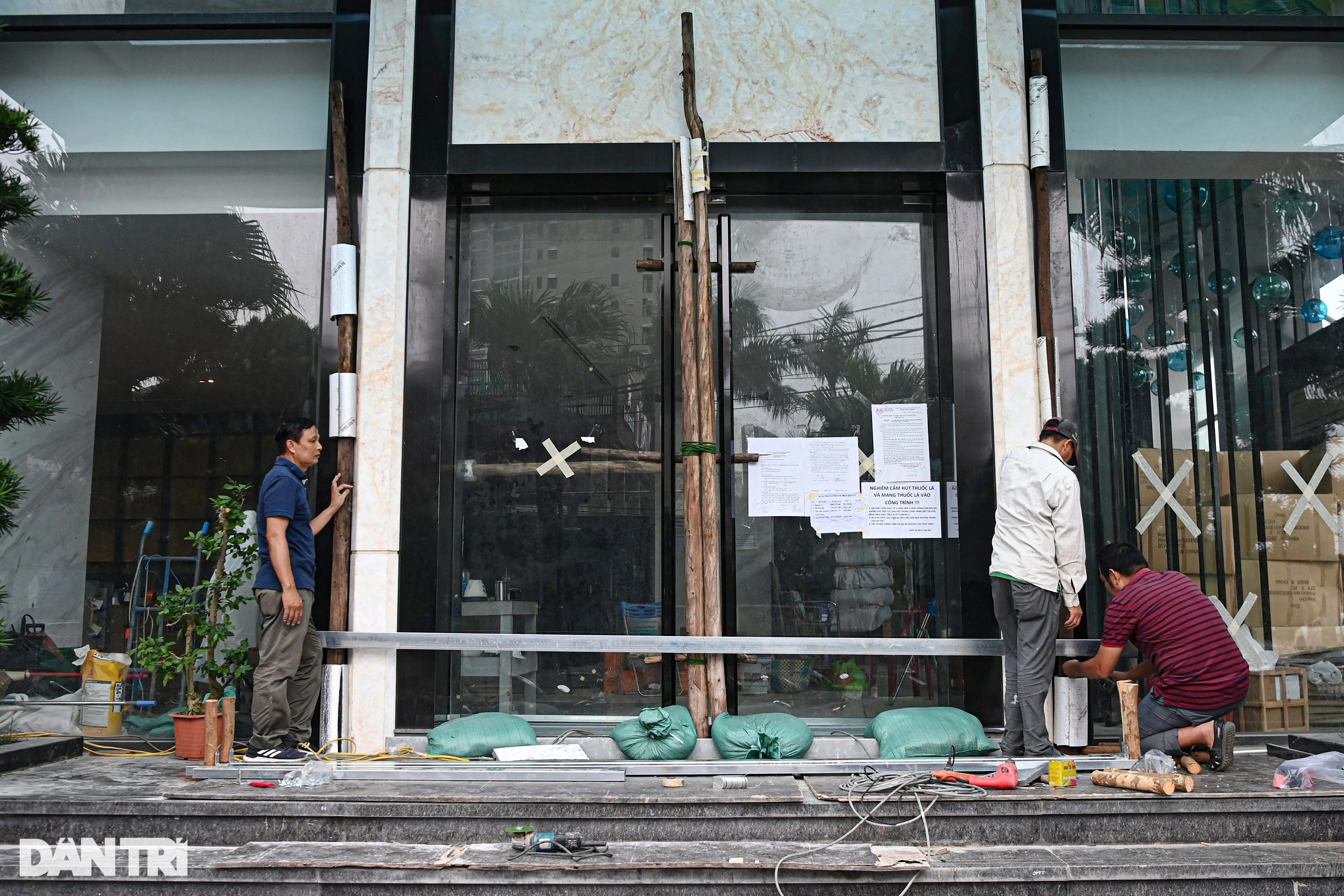 Người Đà Nẵng thuê xe container chặn trước cửa để chống bão số 4 - 7