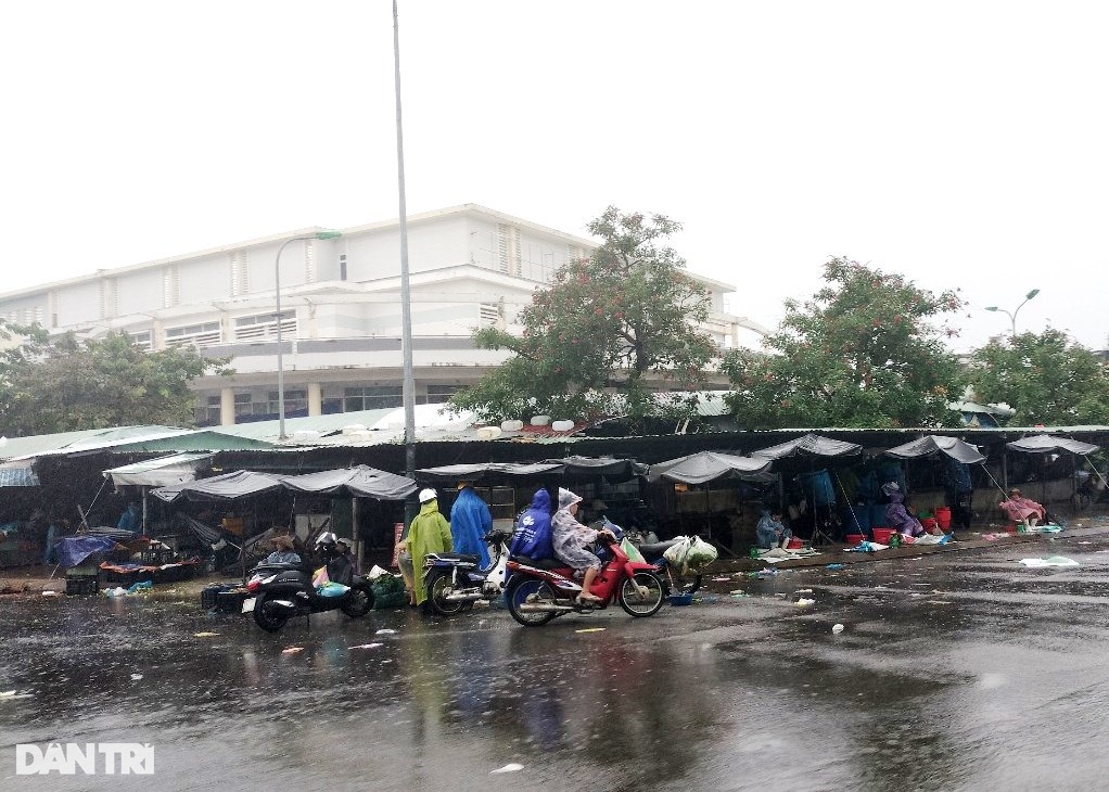 Bão Noru: Mưa gió bắt đầu quần thảo miền Trung - 7 Bão Noru: Mưa gió bắt đầu quần thảo miền Trung - 7