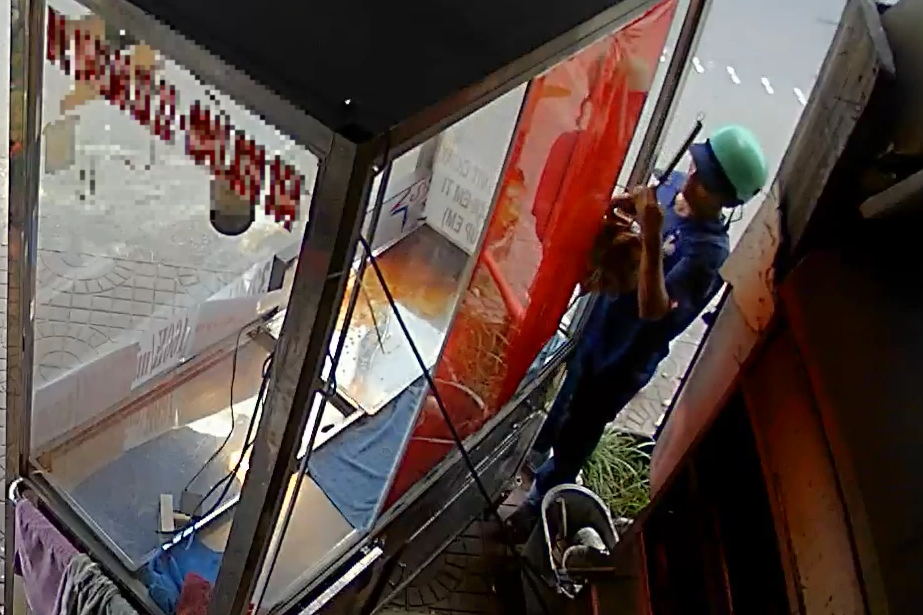 Camera ghi cảnh nam thanh niên trộm vịt quay trong tủ kính - 1