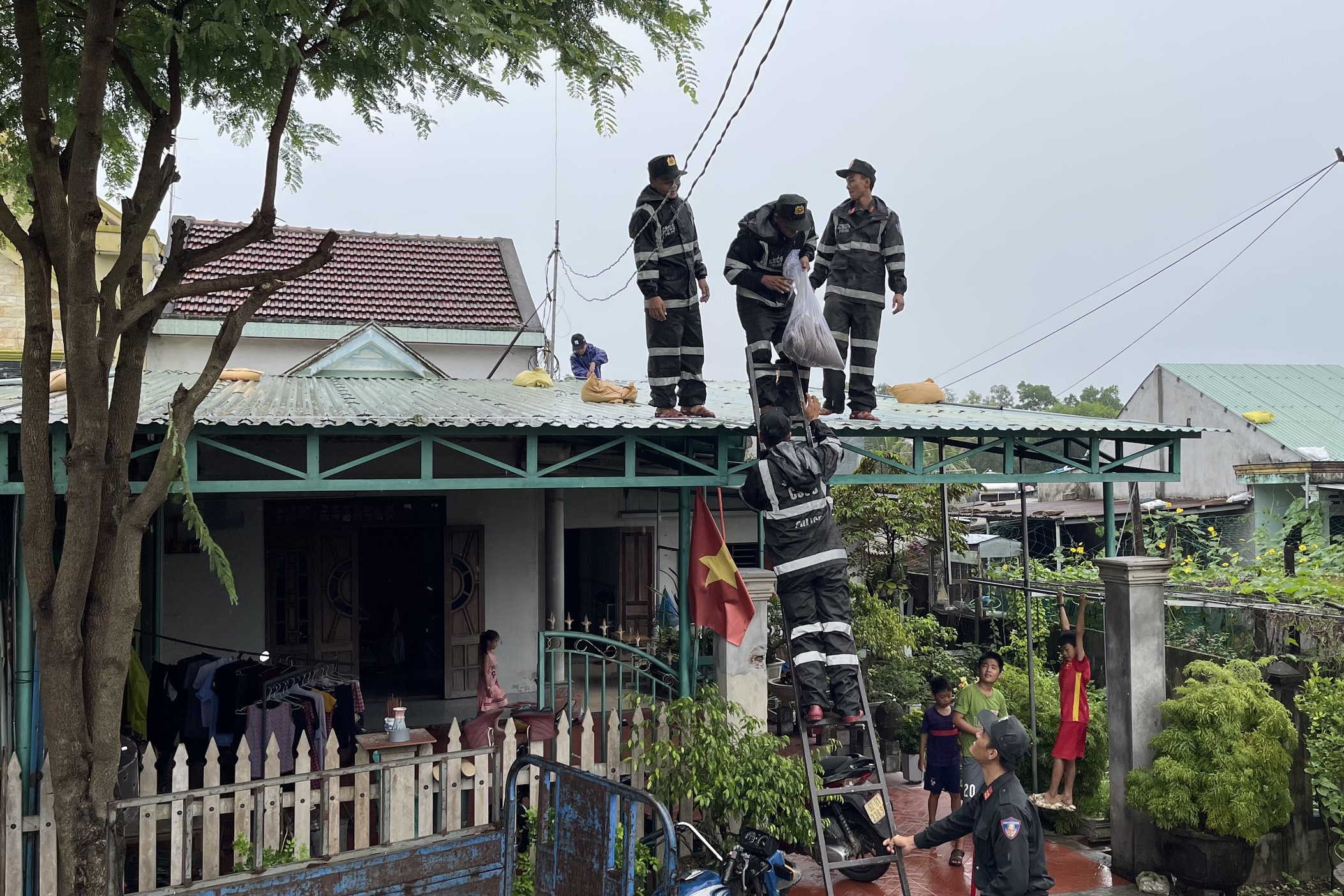Cảnh sát cơ động, đặc nhiệm, CSGT giúp người dân chống bão - 2