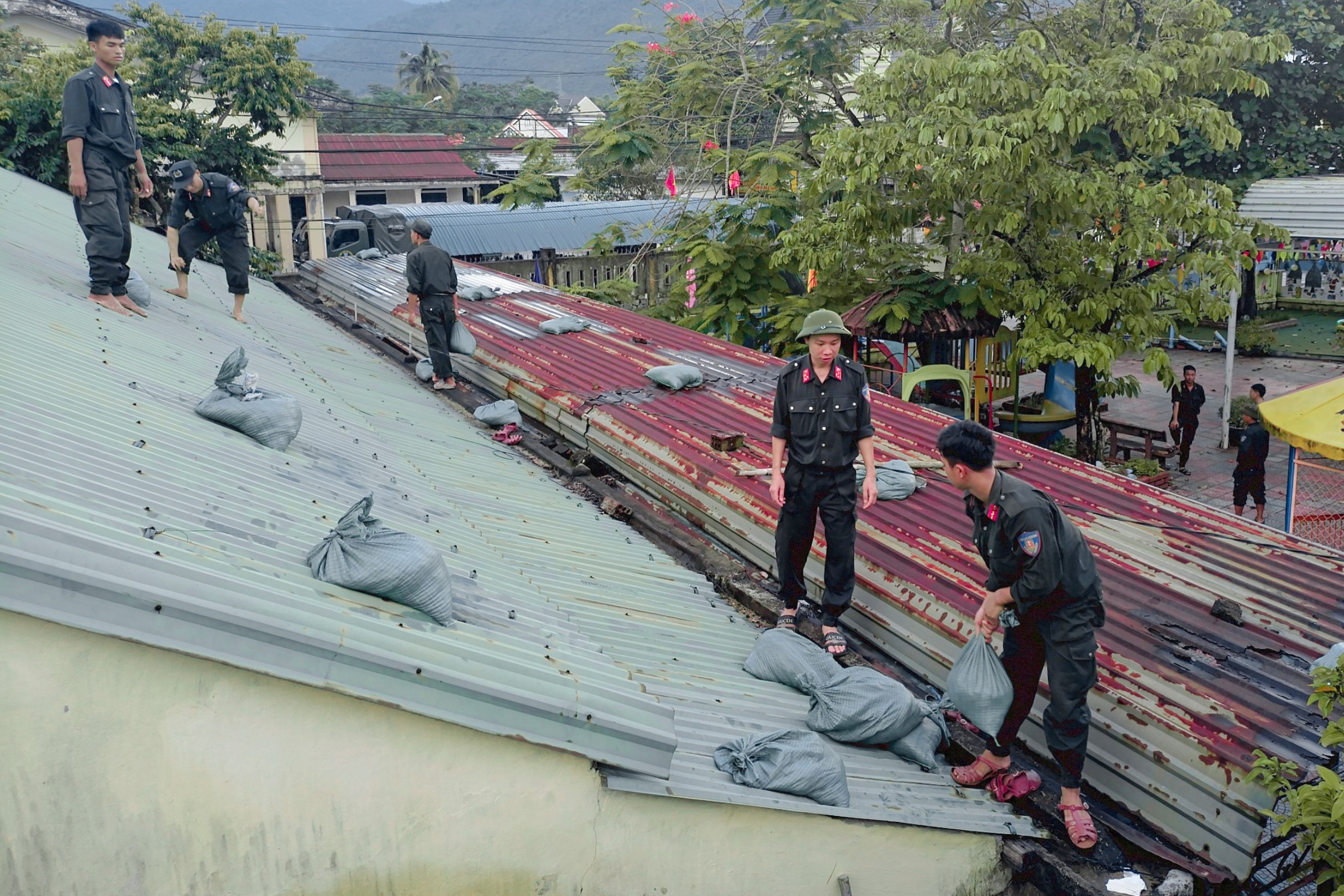 Cảnh sát cơ động, đặc nhiệm, CSGT giúp người dân chống bão - 3