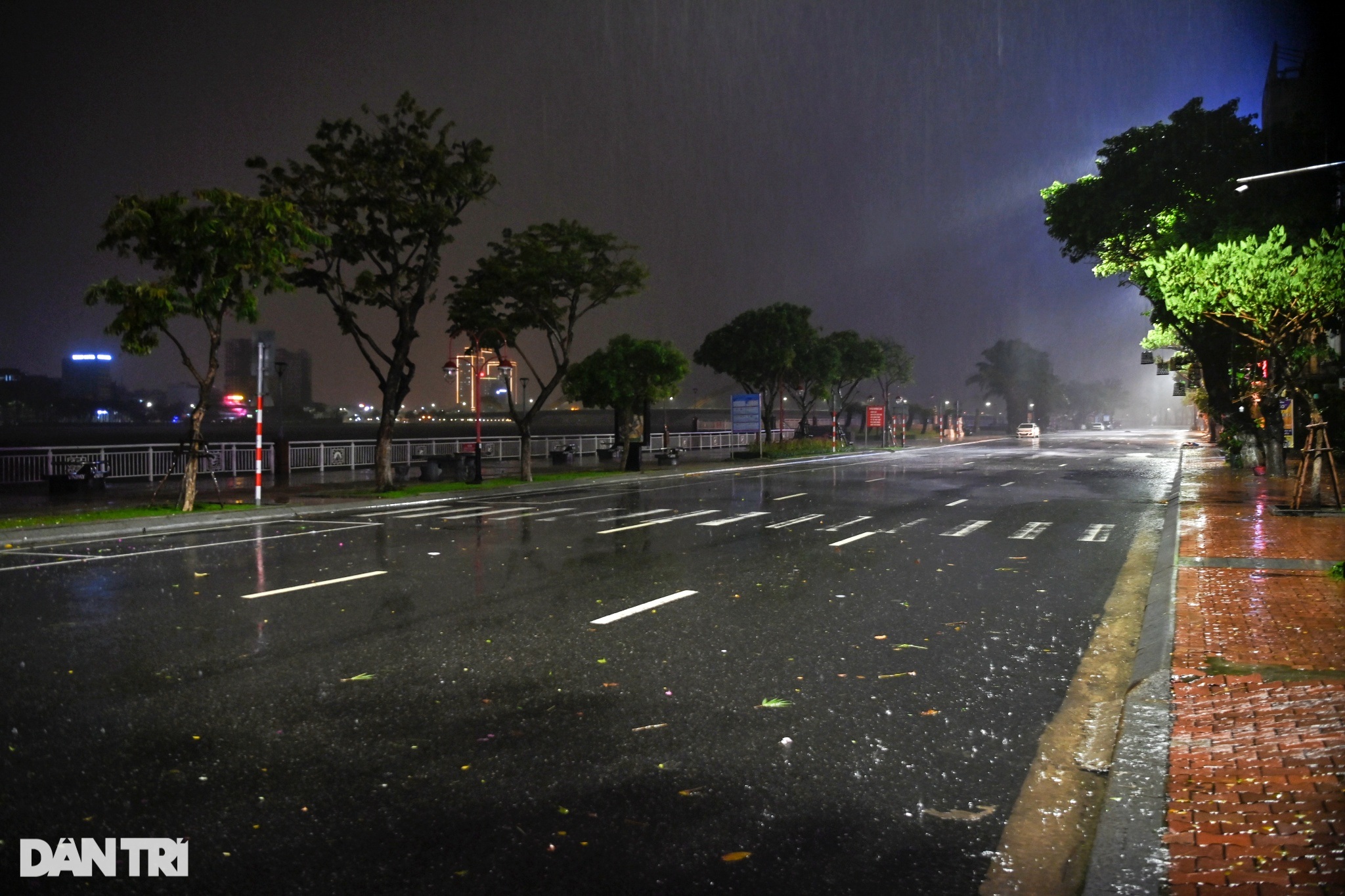 Đường phố Đà Nẵng, Hội An vắng lặng, nín thở chờ bão quét qua - 6