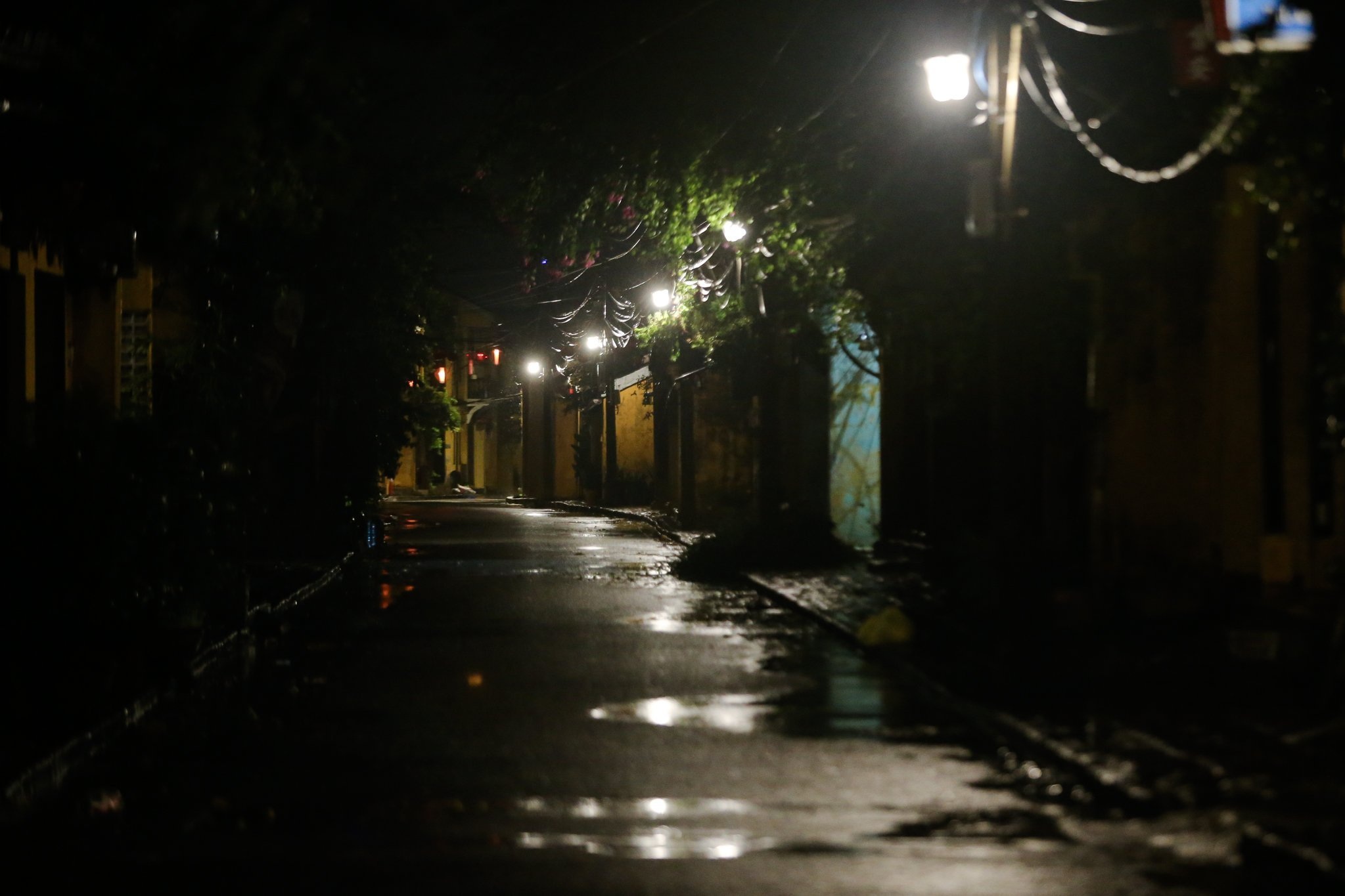 Đường phố Đà Nẵng, Hội An vắng lặng, nín thở chờ bão quét qua - 15