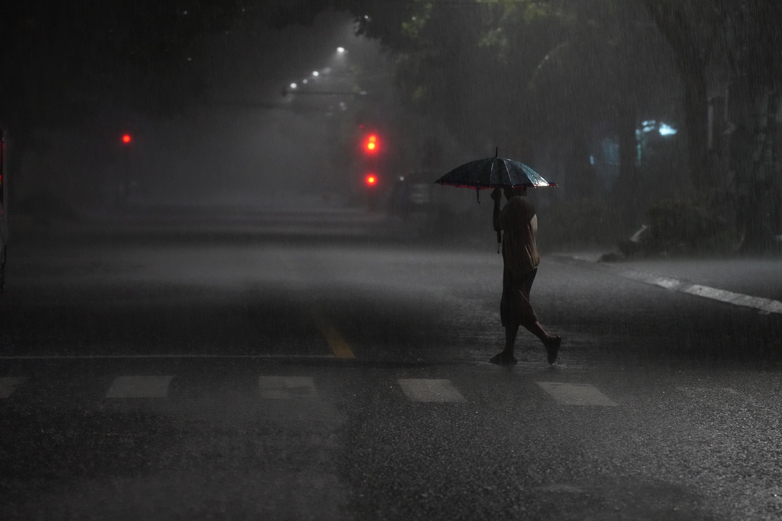 Đường phố Đà Nẵng, Hội An vắng lặng, nín thở chờ bão quét qua - 12