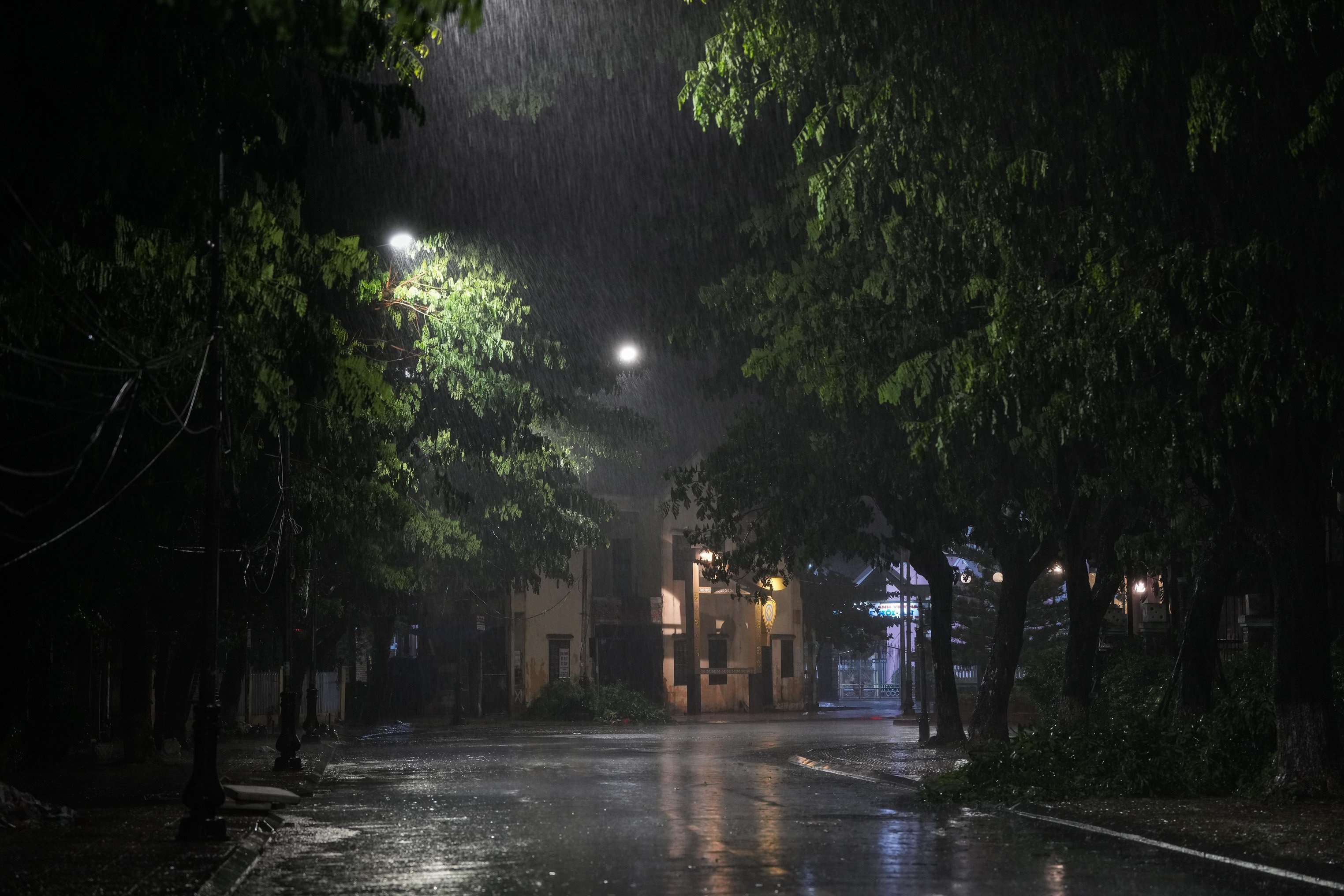 Đường phố Đà Nẵng, Hội An vắng lặng, nín thở chờ bão quét qua - 11