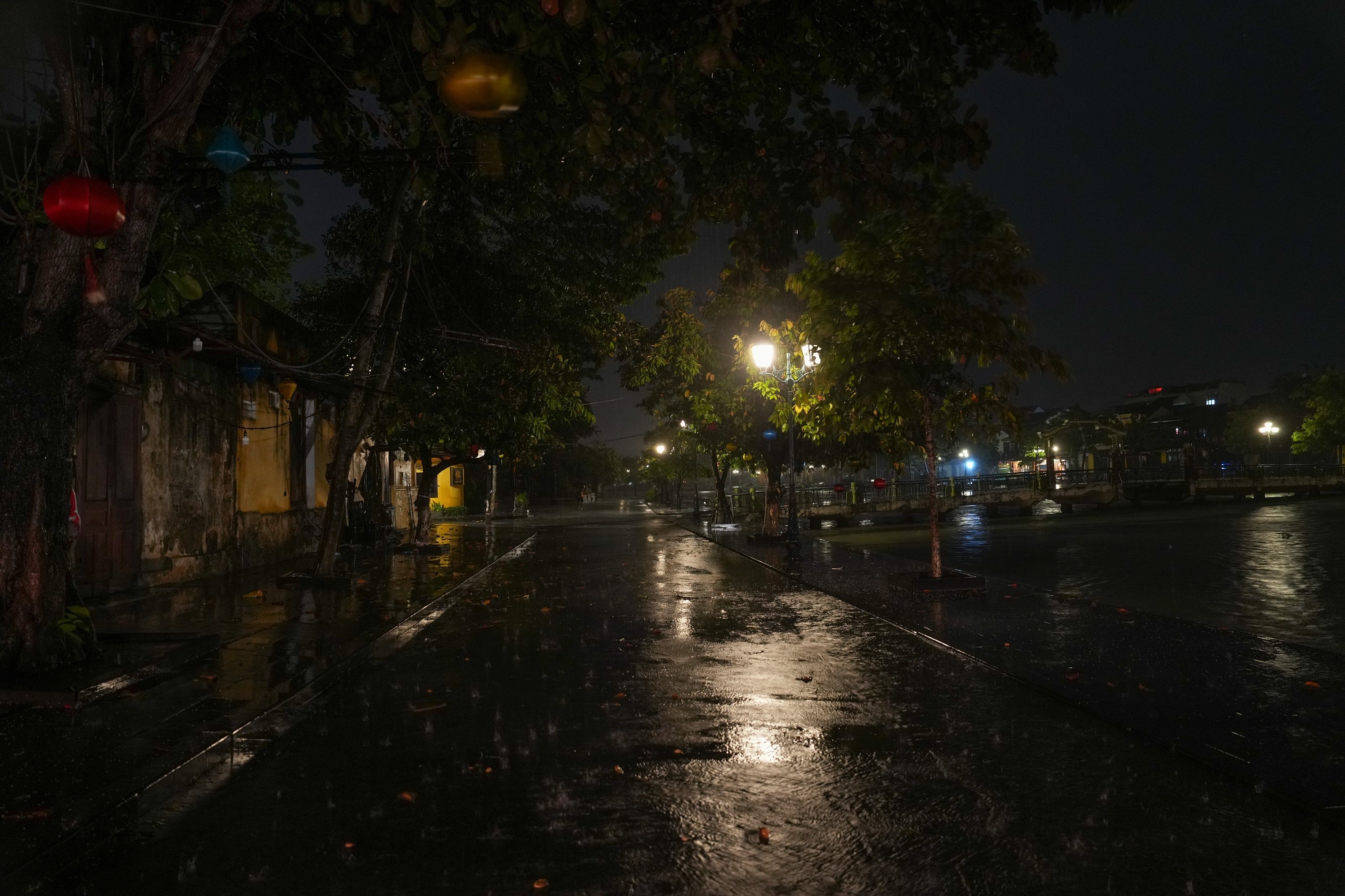 Đường phố Đà Nẵng, Hội An vắng lặng, nín thở chờ bão quét qua - 9