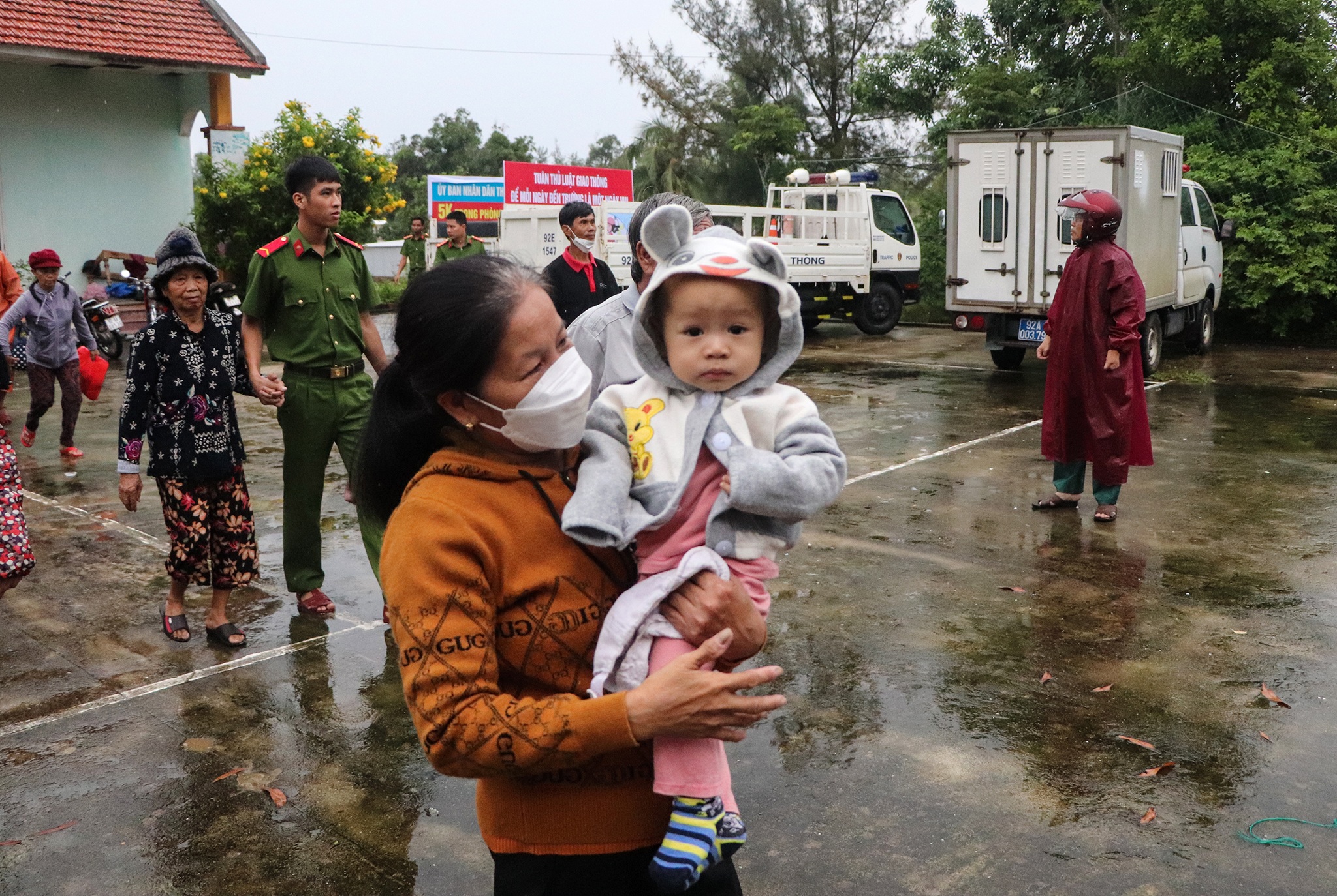 Người dân Quảng Nam vội vã di tản về nơi an toàn trước khi bão số 4 đổ bộ - 3