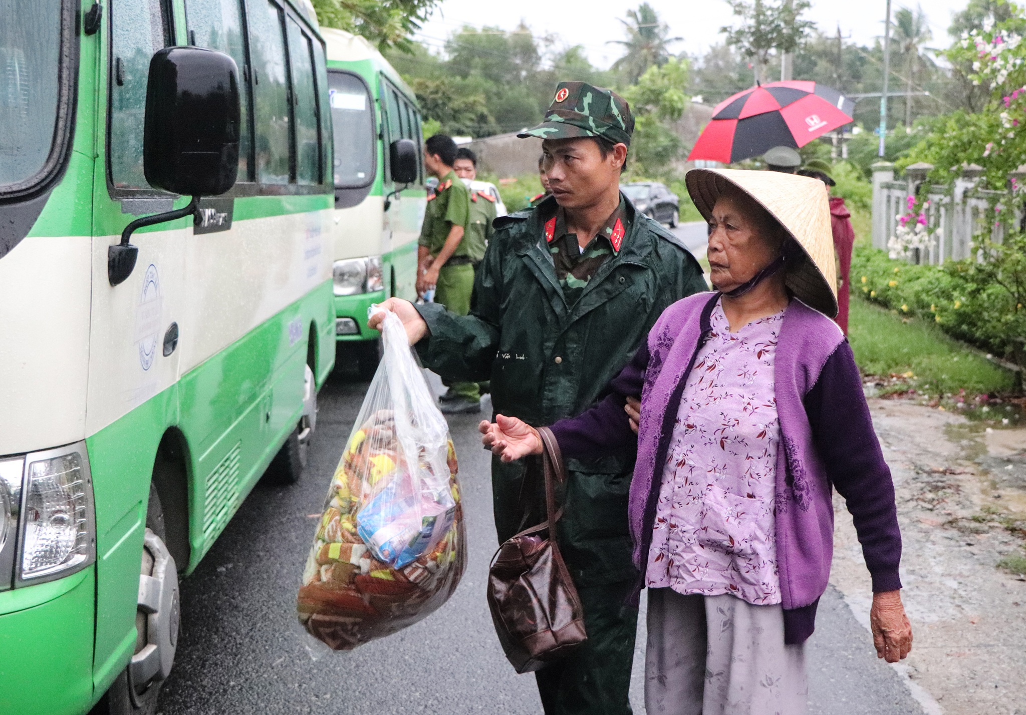 Người dân Quảng Nam vội vã di tản về nơi an toàn trước khi bão số 4 đổ bộ - 6