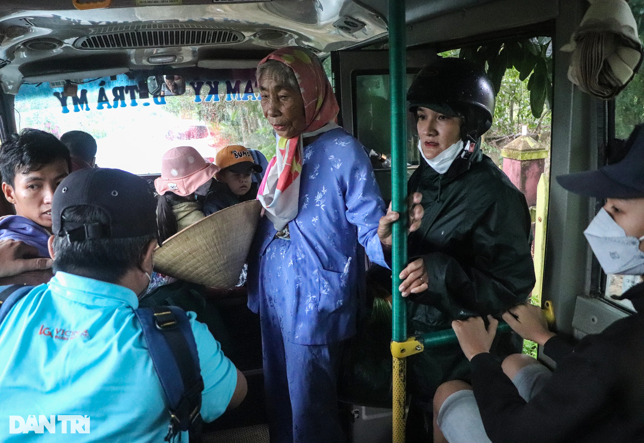 Người dân Quảng Nam vội vã di tản về nơi an toàn trước khi bão số 4 đổ bộ - 10