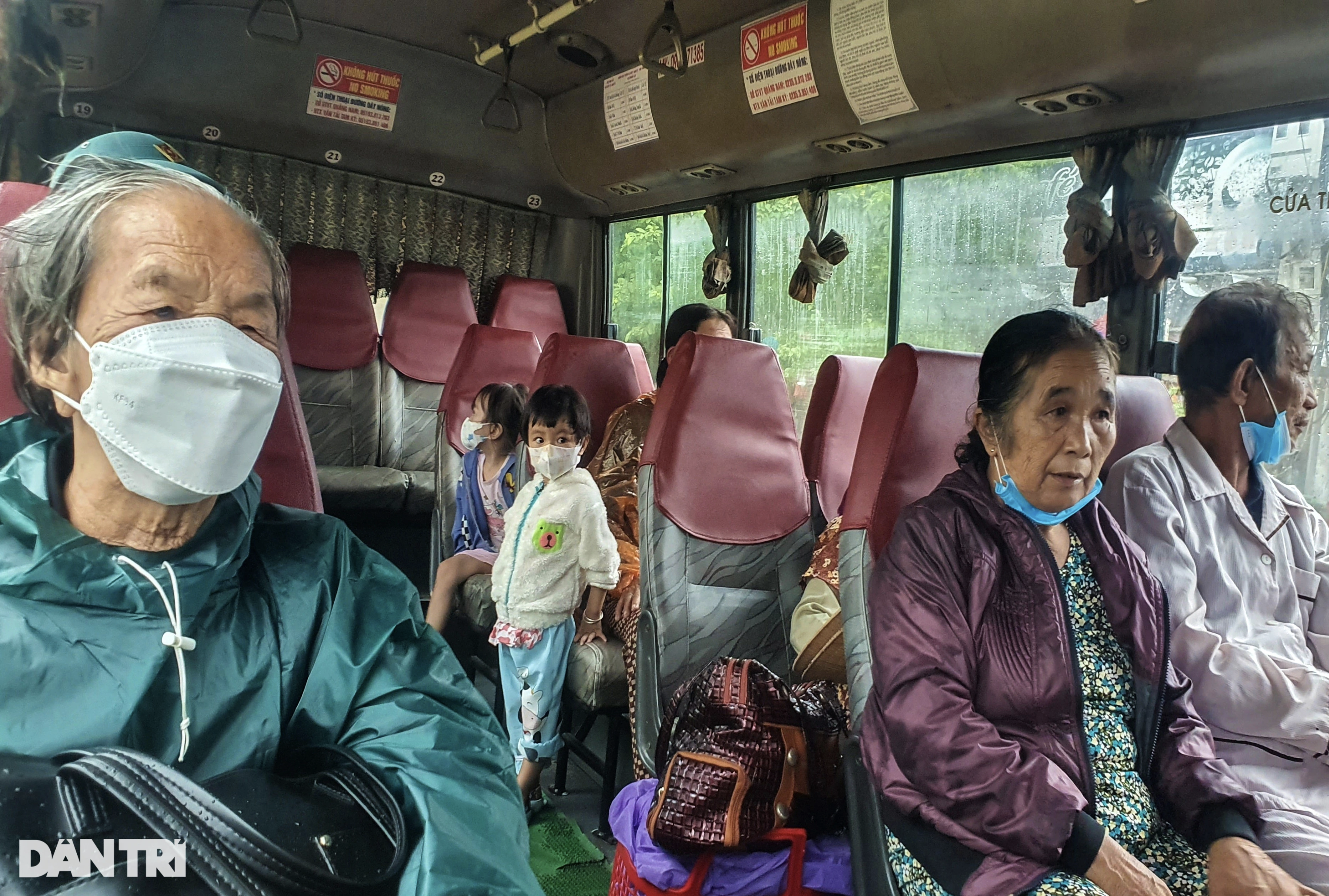 Người dân Quảng Nam vội vã di tản về nơi an toàn trước khi bão số 4 đổ bộ - 8