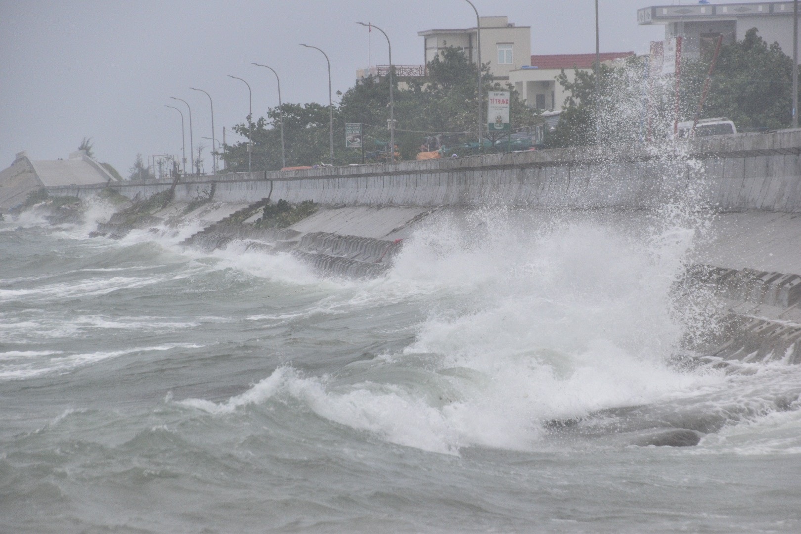 Gió giật mạnh, sóng biển cao 3m ập vào đảo Lý Sơn - 1