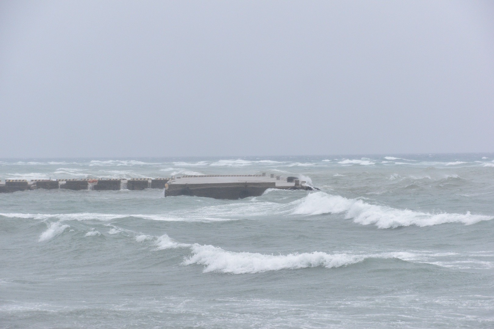 Gió giật mạnh, sóng biển cao 3m ập vào đảo Lý Sơn - 2