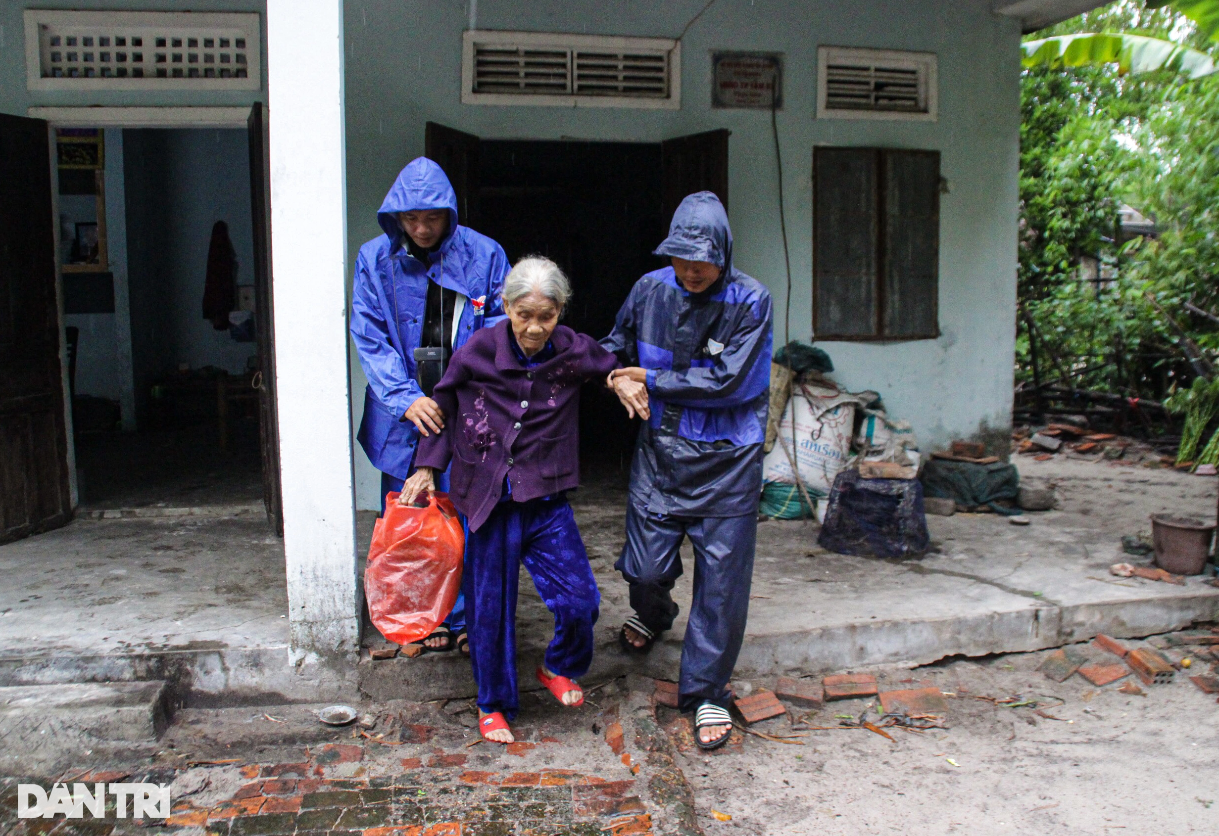 Người dân Quảng Nam vội vã di tản về nơi an toàn trước khi bão số 4 đổ bộ - 2