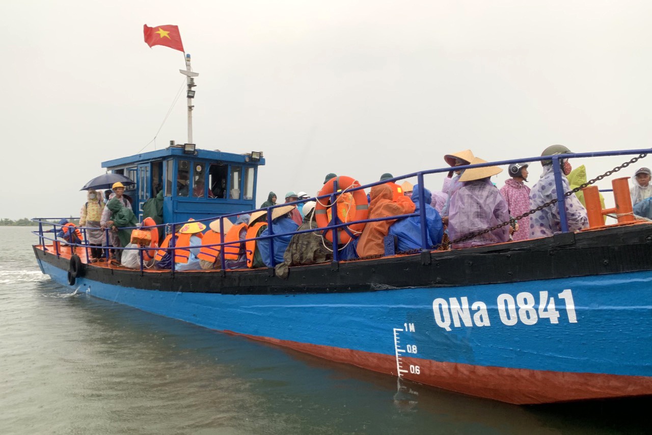 Người Đà Nẵng thuê xe container chặn trước cửa để chống bão số 4 - 16