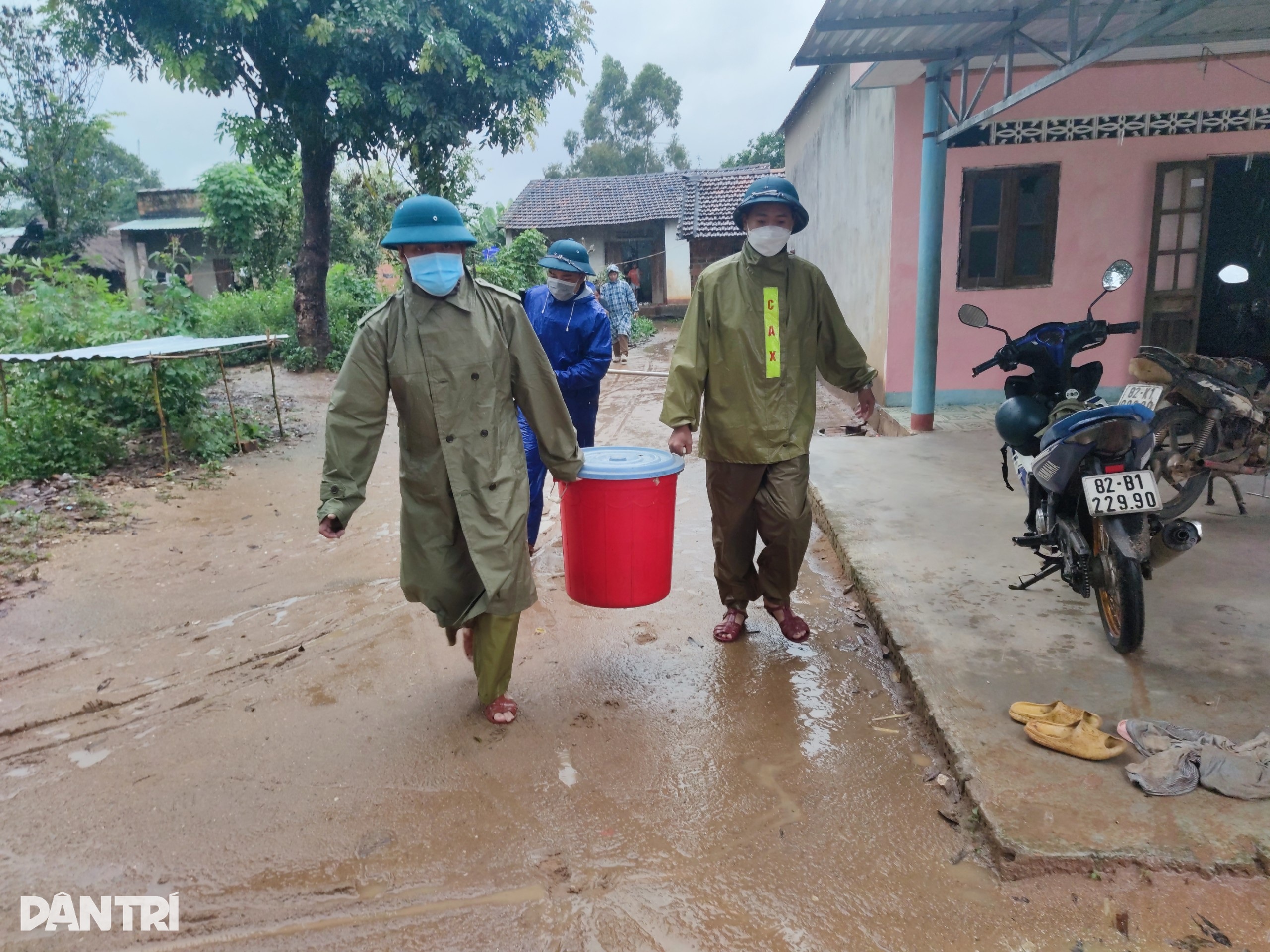 Gia Lai, Kon Tum khẩn trương sơ tán người dân vùng nguy cơ sạt lở - 2 Gia Lai, Kon Tum khẩn trương sơ tán người dân vùng nguy cơ sạt lở - 2