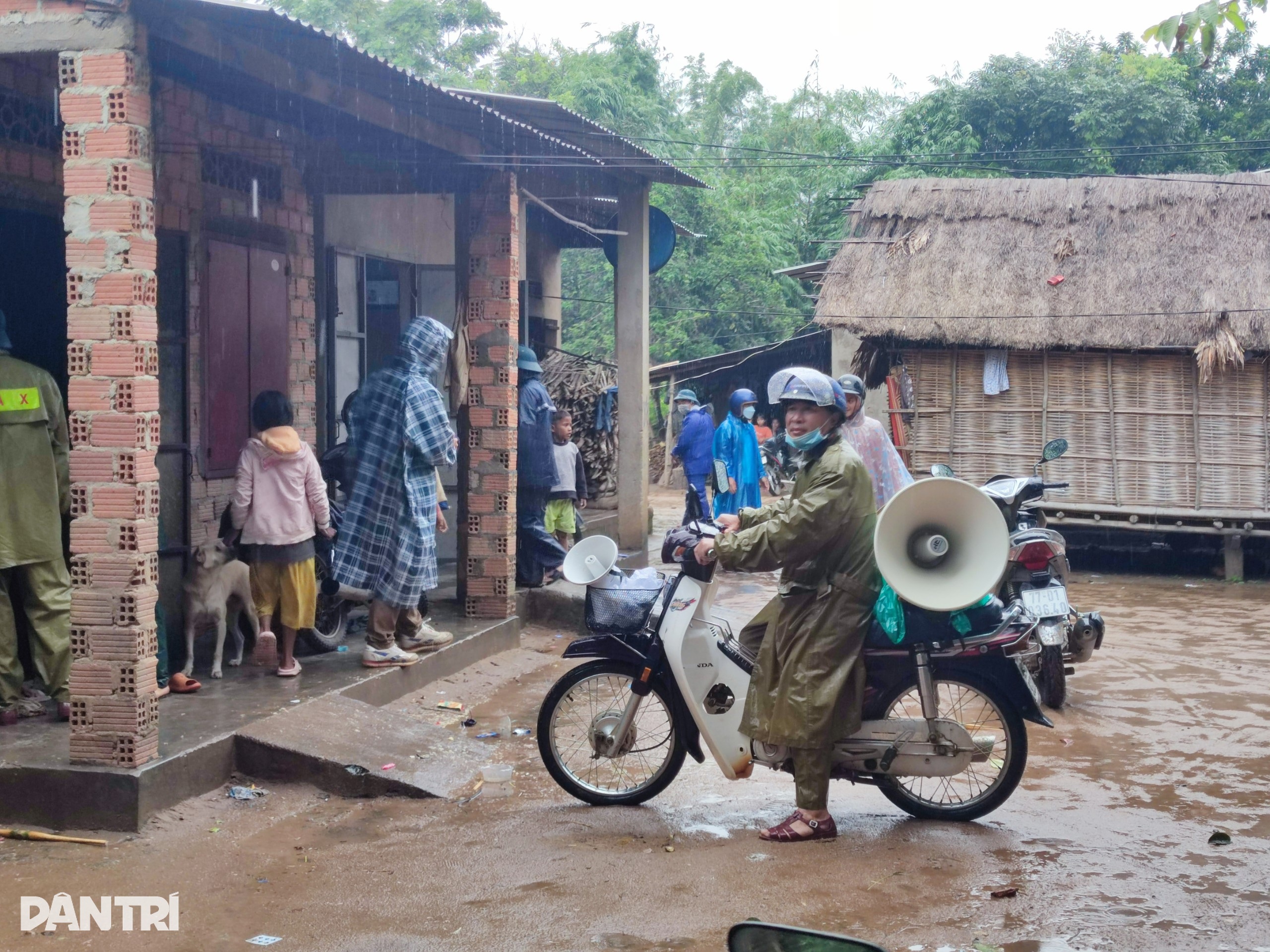 Gia Lai, Kon Tum khẩn trương sơ tán người dân vùng nguy cơ sạt lở - 5 Gia Lai, Kon Tum khẩn trương sơ tán người dân vùng nguy cơ sạt lở - 5