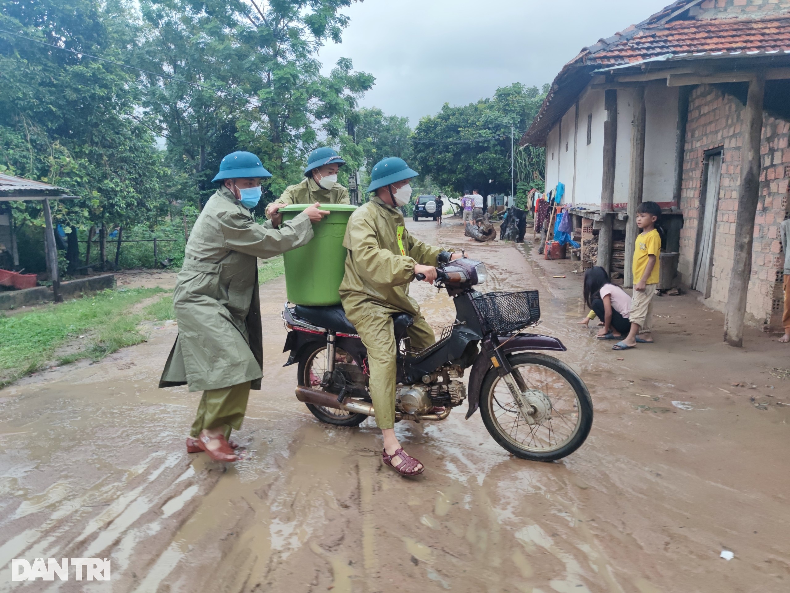 Gia Lai, Kon Tum khẩn trương sơ tán người dân vùng nguy cơ sạt lở - 6