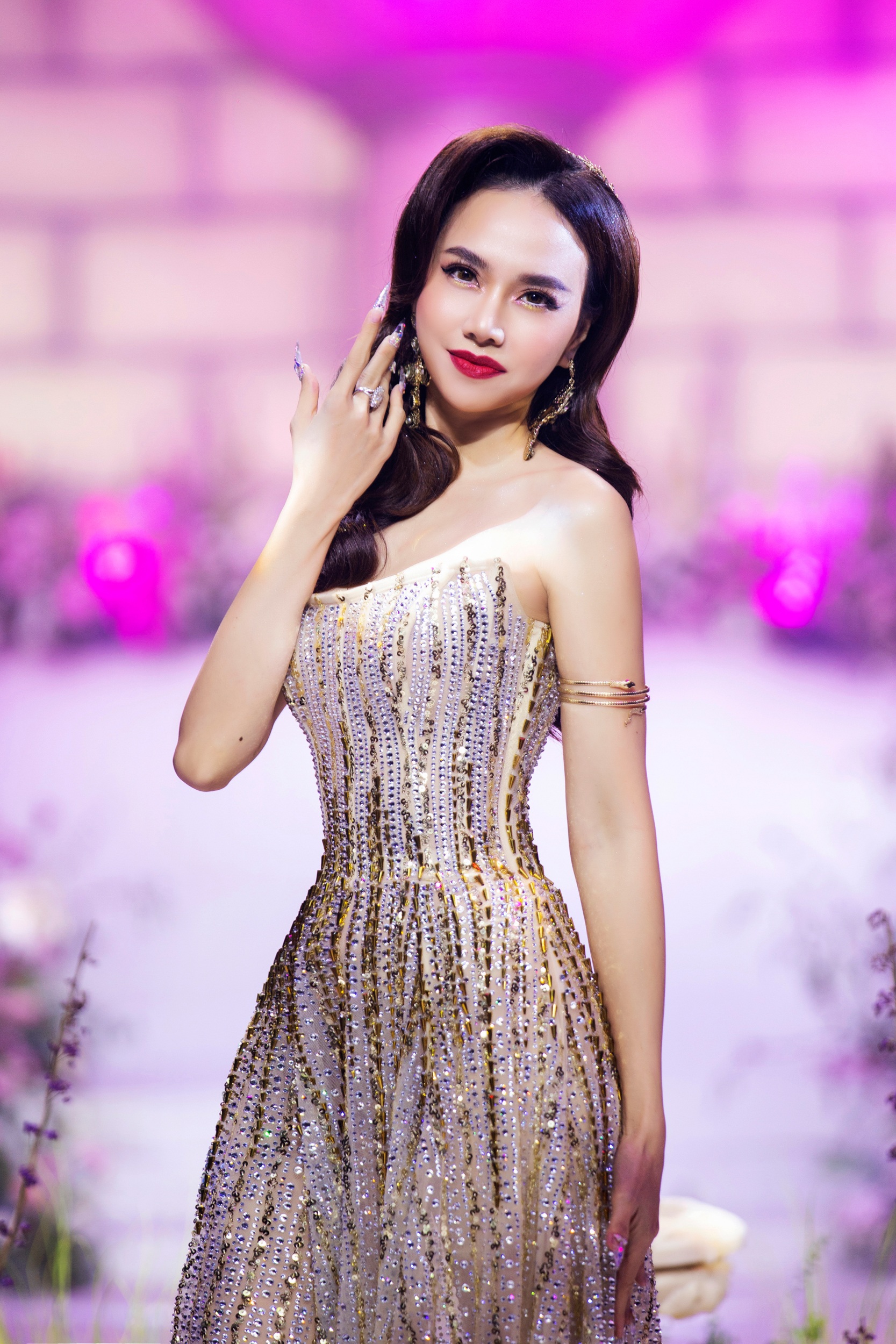 View - Đinh Ngọc Diệp tái xuất sàn catwalk, khoe nhan sắc rạng rỡ ở tuổi U40 | Báo Dân trí