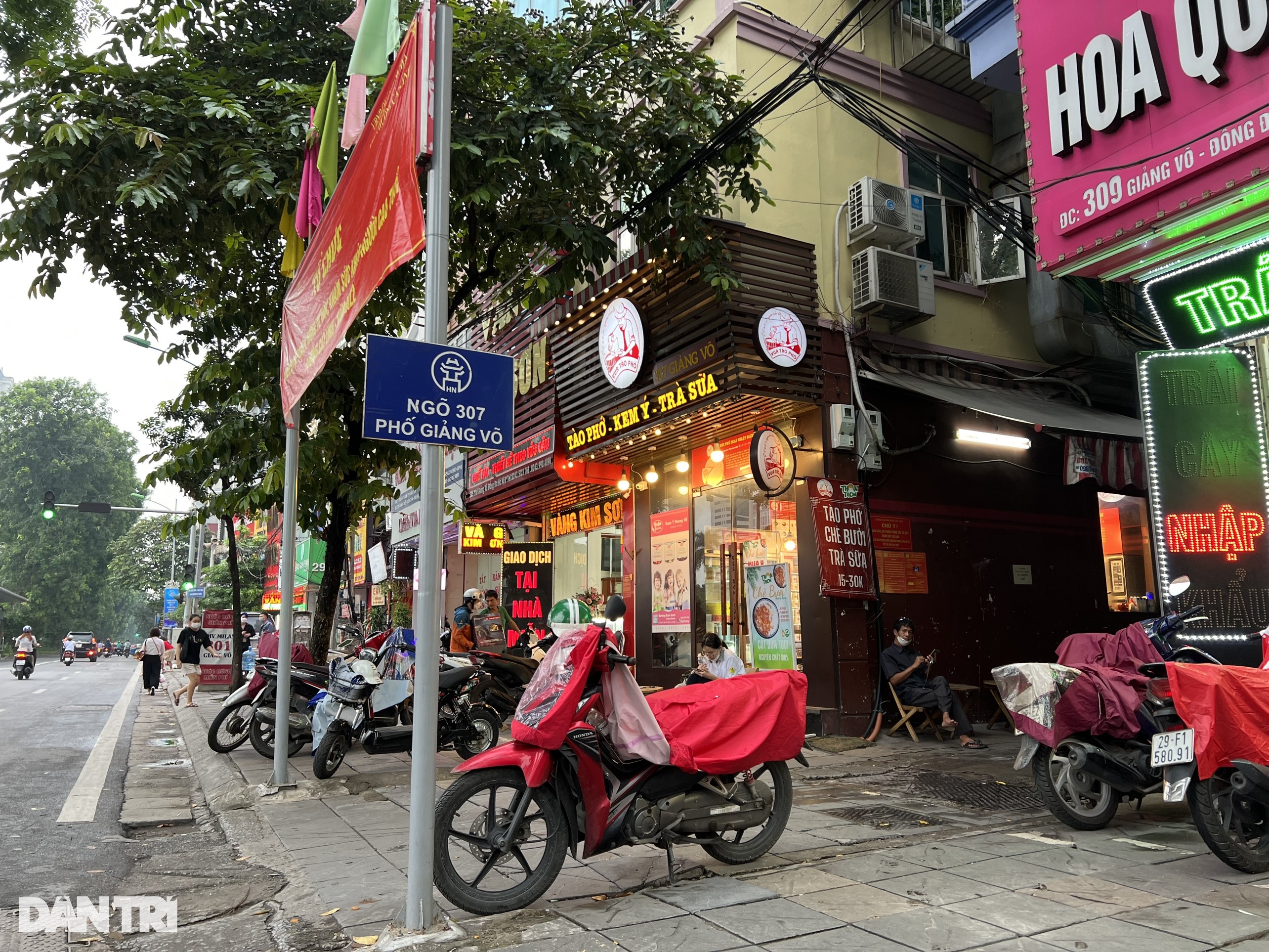 Bé trai 2 tuổi bị bỏ rơi, xách túi bỉm sữa đứng bơ vơ trong đêm mưa Hà Nội - 1 Bé trai 2 tuổi bị bỏ rơi, xách túi bỉm sữa đứng bơ vơ trong đêm mưa Hà Nội - 1