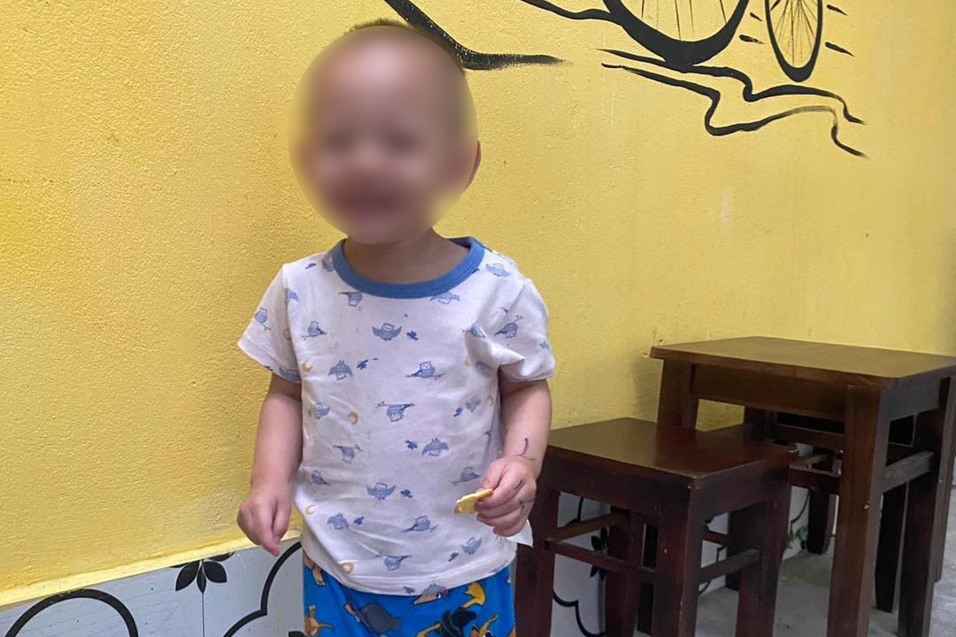 Bé trai 2 tuổi bị bỏ rơi, xách túi bỉm sữa đứng bơ vơ trong đêm mưa Hà Nội - 2